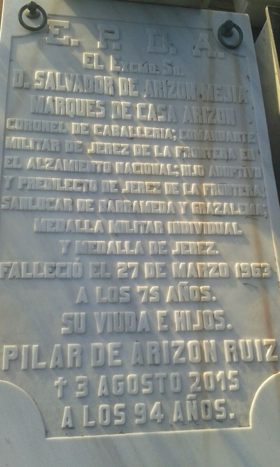 Lápida de Salvador de Arizón Mejía.