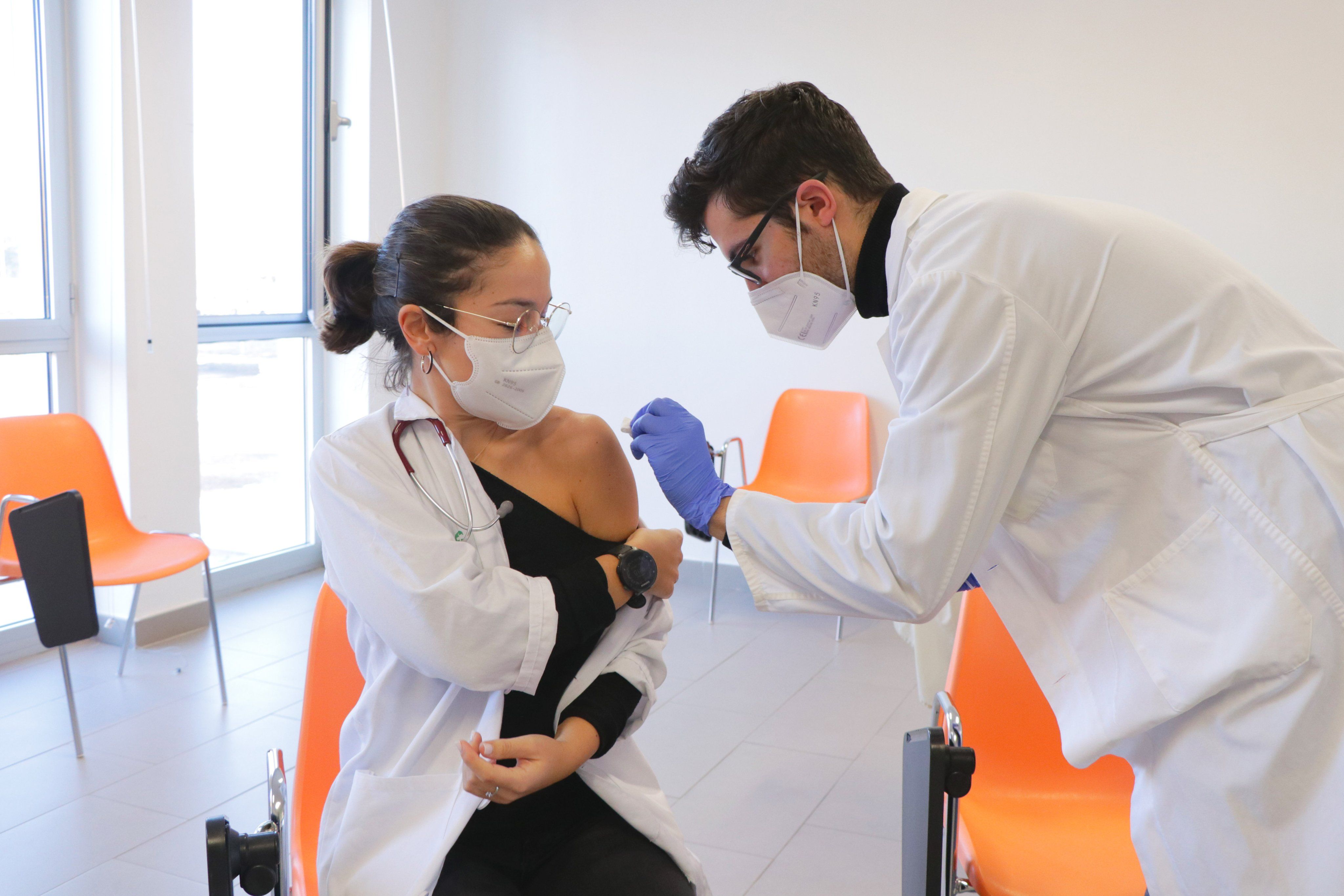 Una persona se vacuna en Castilla-La Mancha, recientemente.