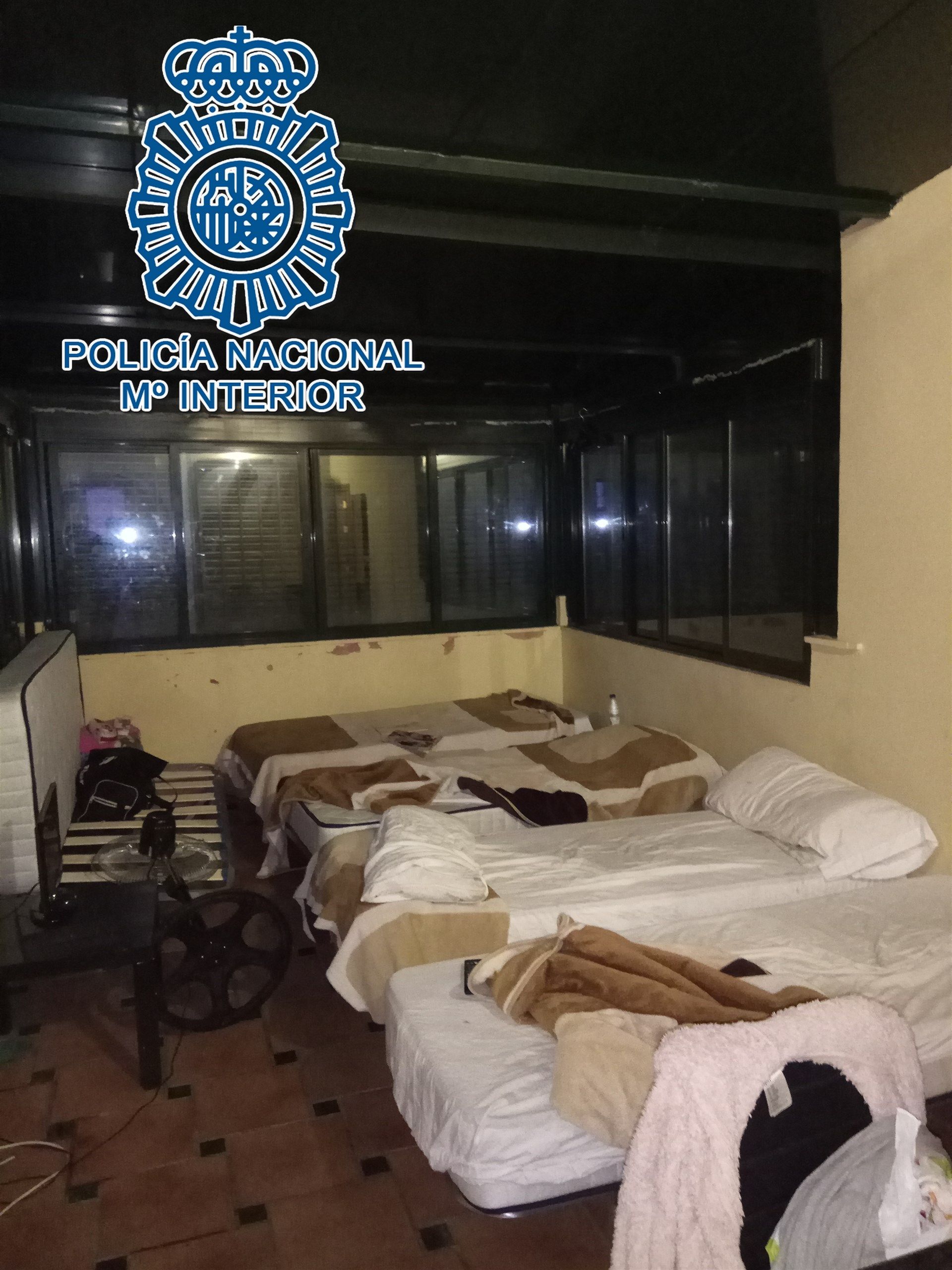 Habitación donde tenían encerradas a las chicas. FOTO: POLICÍA NACIONAL