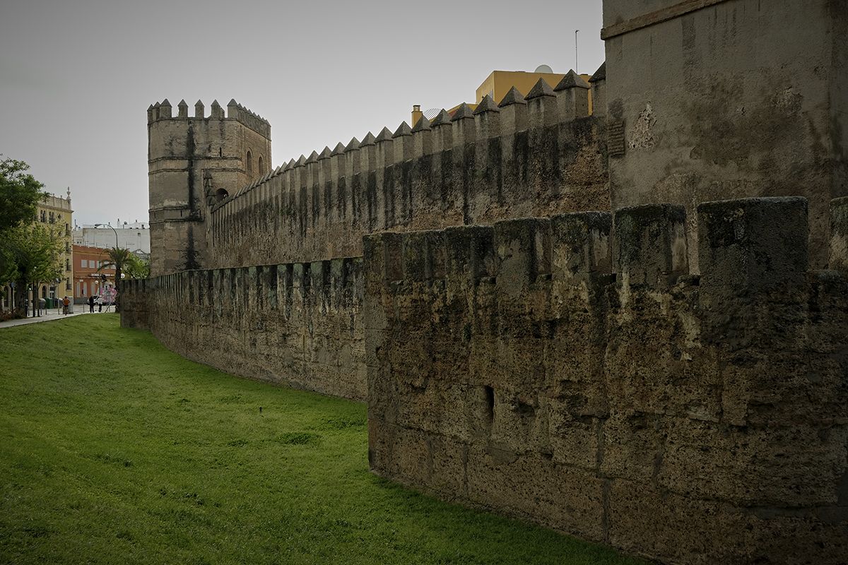 Las murallas almohades en la Macarena, junto a las que discurrirá el Metro de Sevilla.