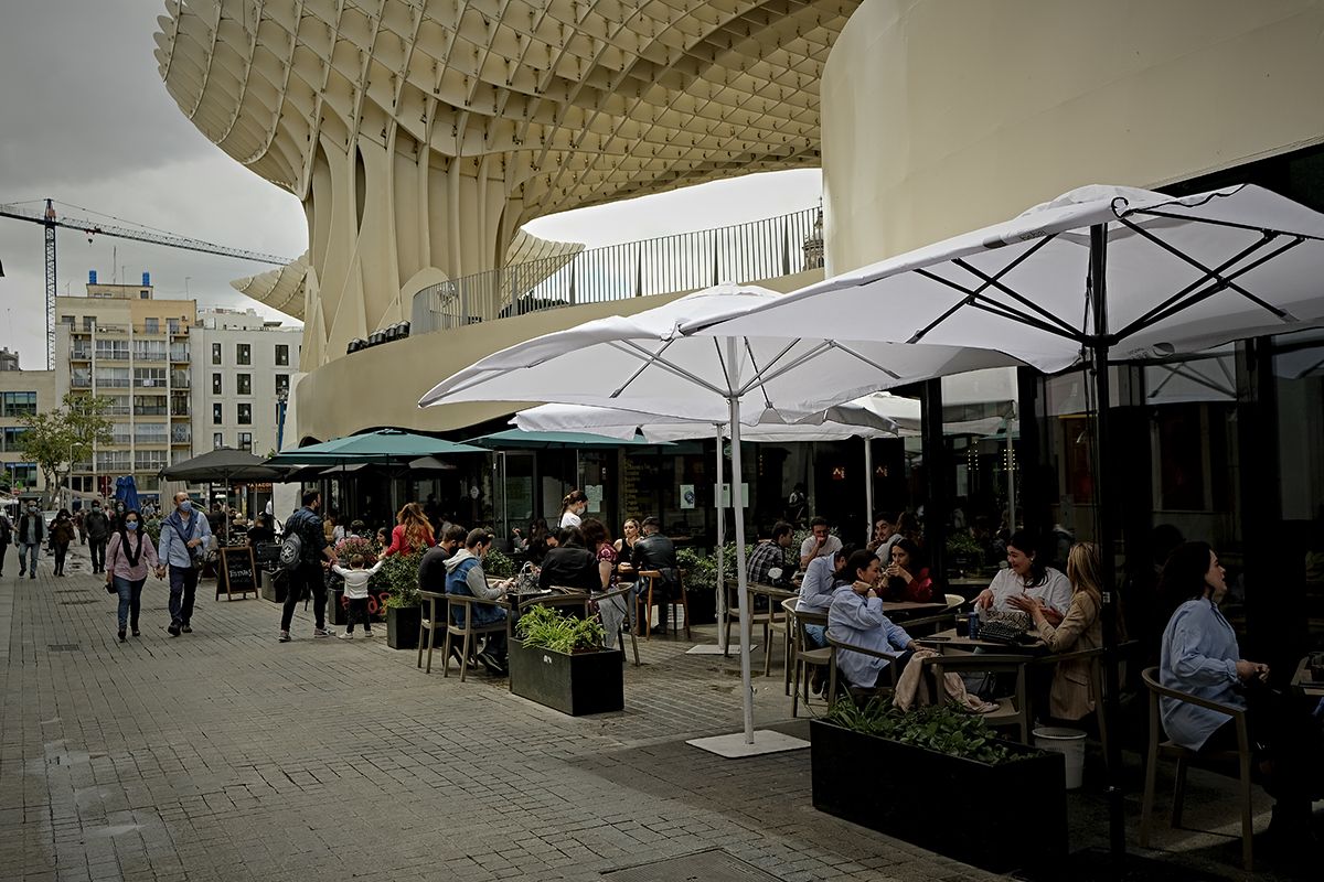 Terrazas llenas en la plaza de la Encarnación de Sevilla, días atrás.