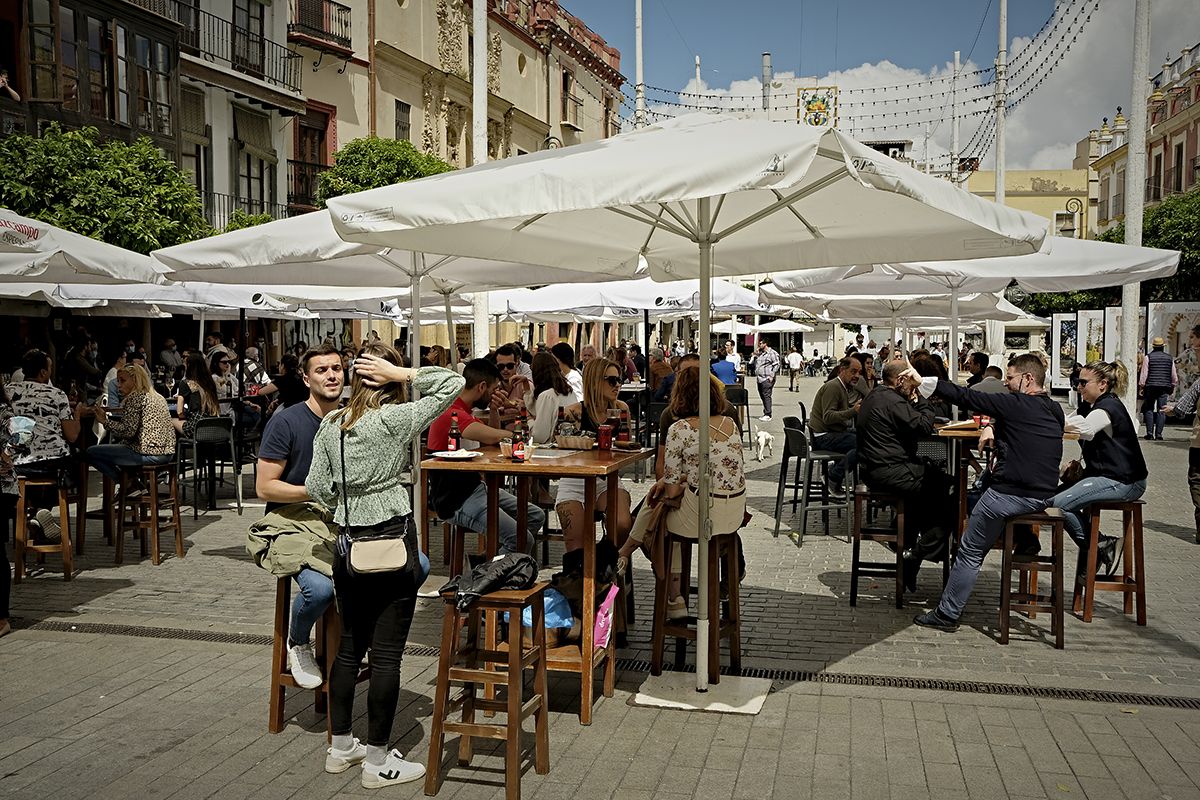Las rebajas de aforos y cierres perimetrales entran hoy en vigor, y las limitaciones horarias el domingo. En la imagen, terrazas en la plaza del Salvador, en Sevilla, en días pasados.