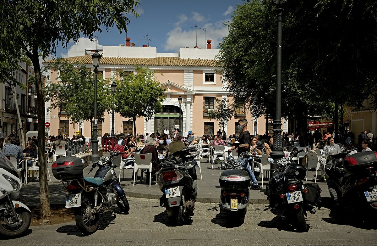 Moreno dice que "no tiene sentido" esperar al 80% de población vacunada para la libre movilidad de los ya inmunizados. En la imagen, plaza del Pumarejo, en Sevilla, en días pasados.