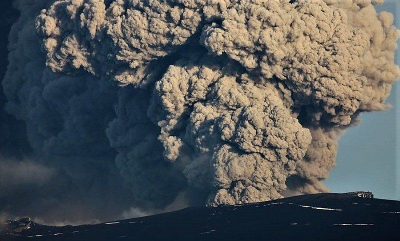 Nube de cenizas de un volcán en una imagen de archivo.  Eyjafjallajokull