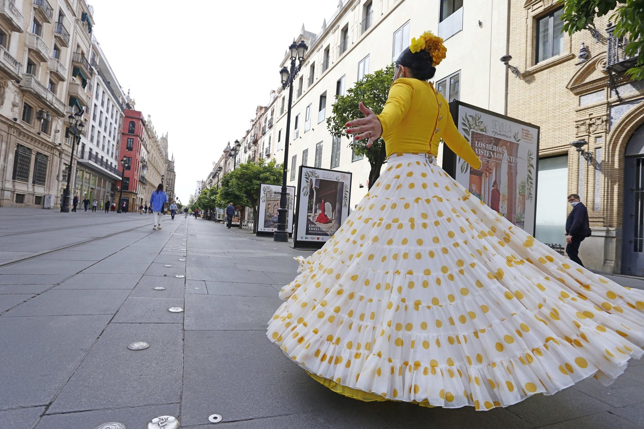 Una mujer, vestida de flamenca, en una campaña por la Feria de Abril.