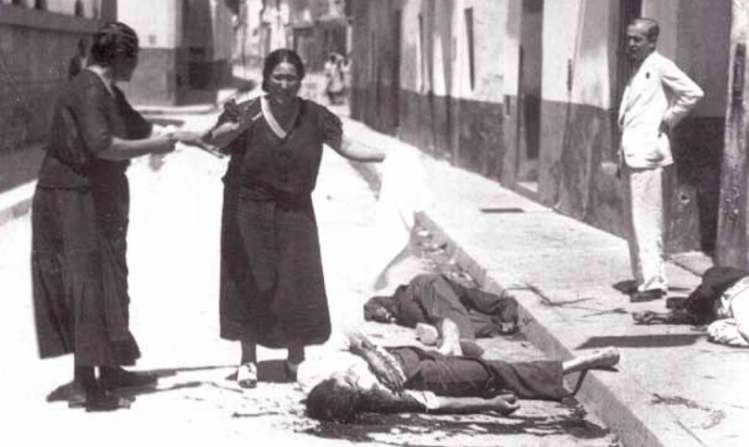 Mujeres, junto a varios cadáveres, el 18 de julio de 1936 en Sevilla.