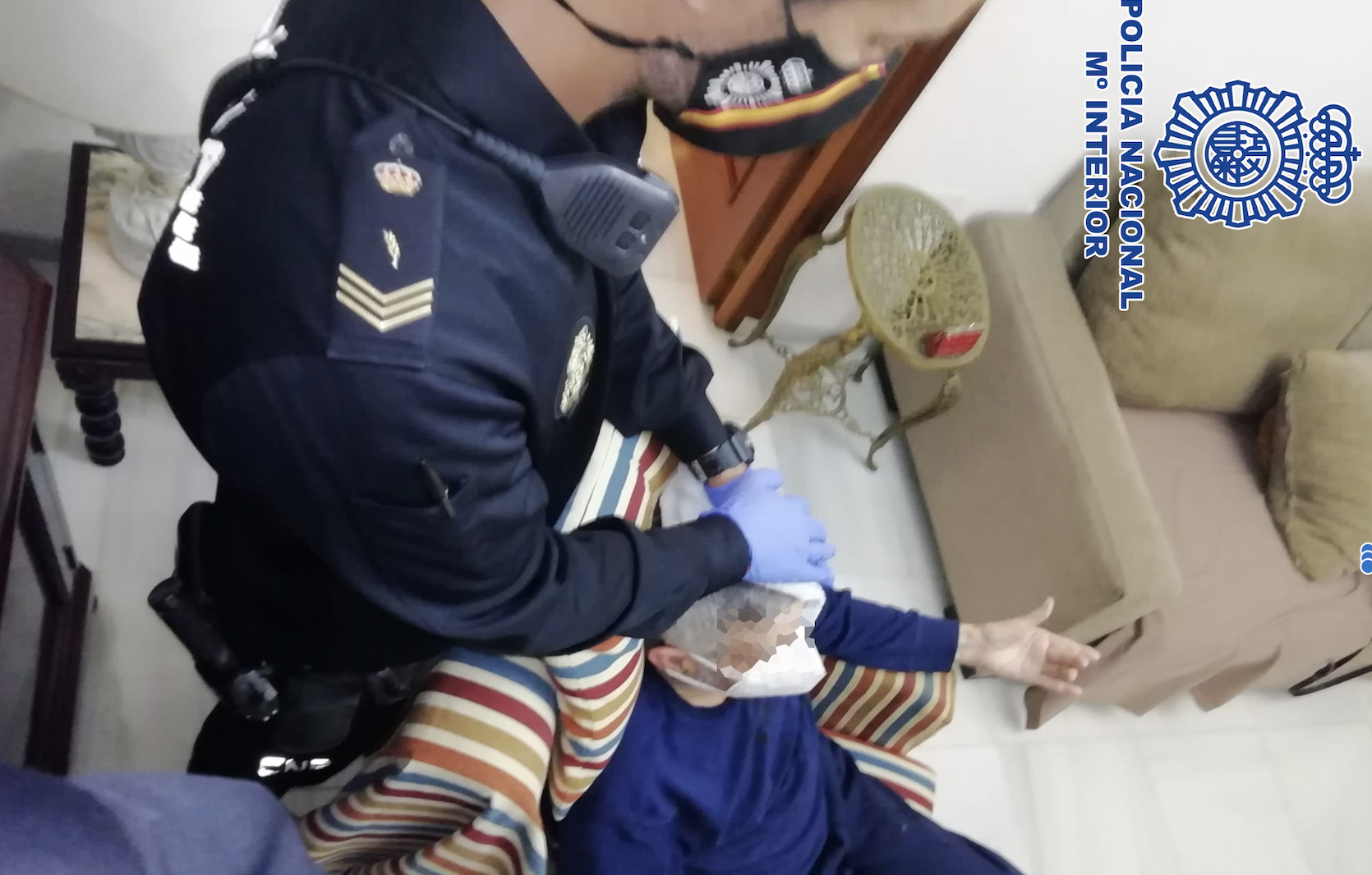 La Policía auxilia a un anciano con una abundante hemorragia tras golpearse la cabeza en su piso de Icovesa .