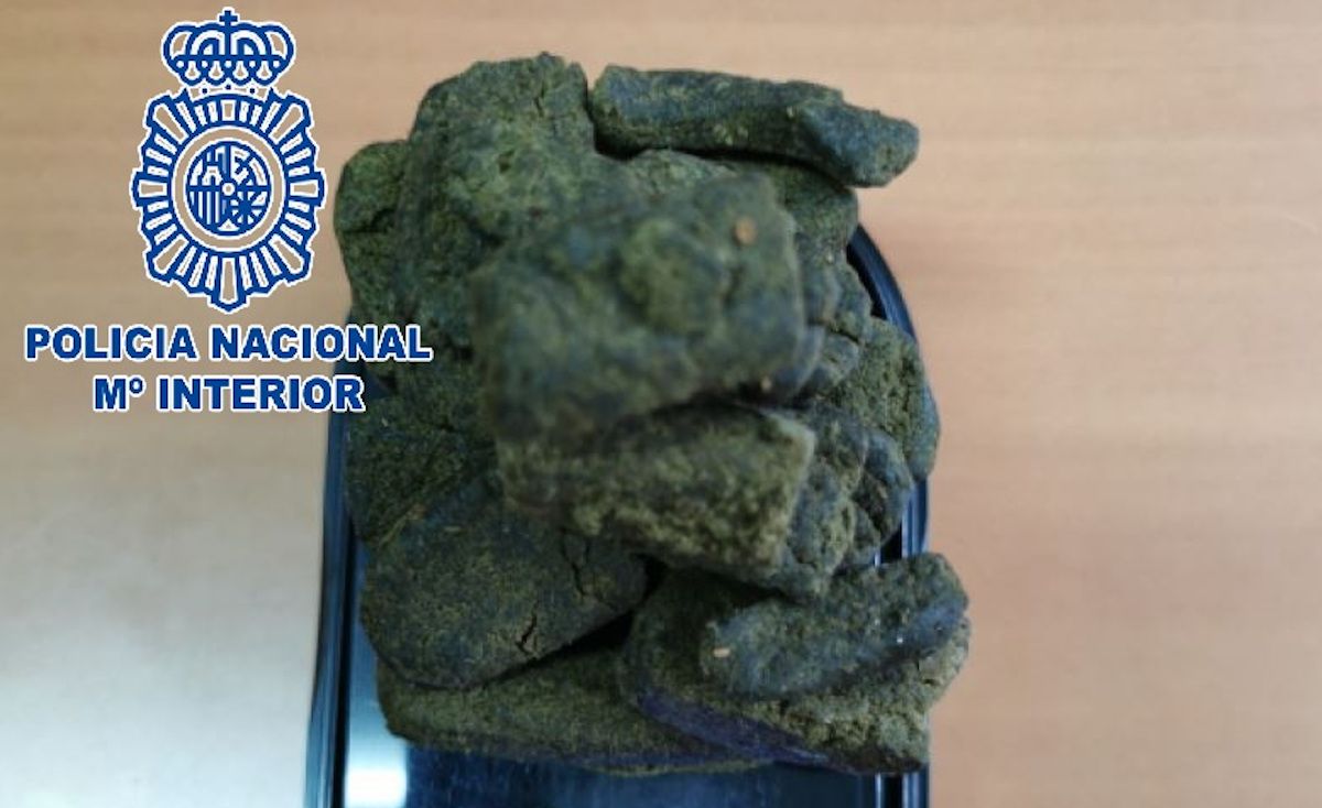 El joven detenido portaba 72,28 gramos de hachís.