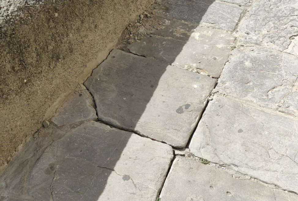 Losas de Tarifa, este martes en San Lucas, preparadas para ser robadas.