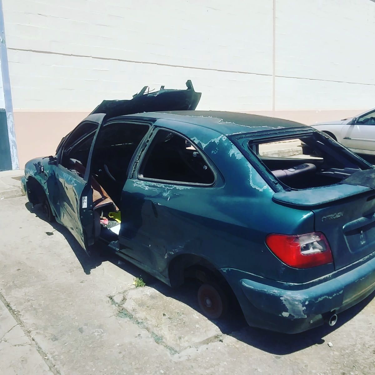 El vehículo abandonado en el polígono industrial.