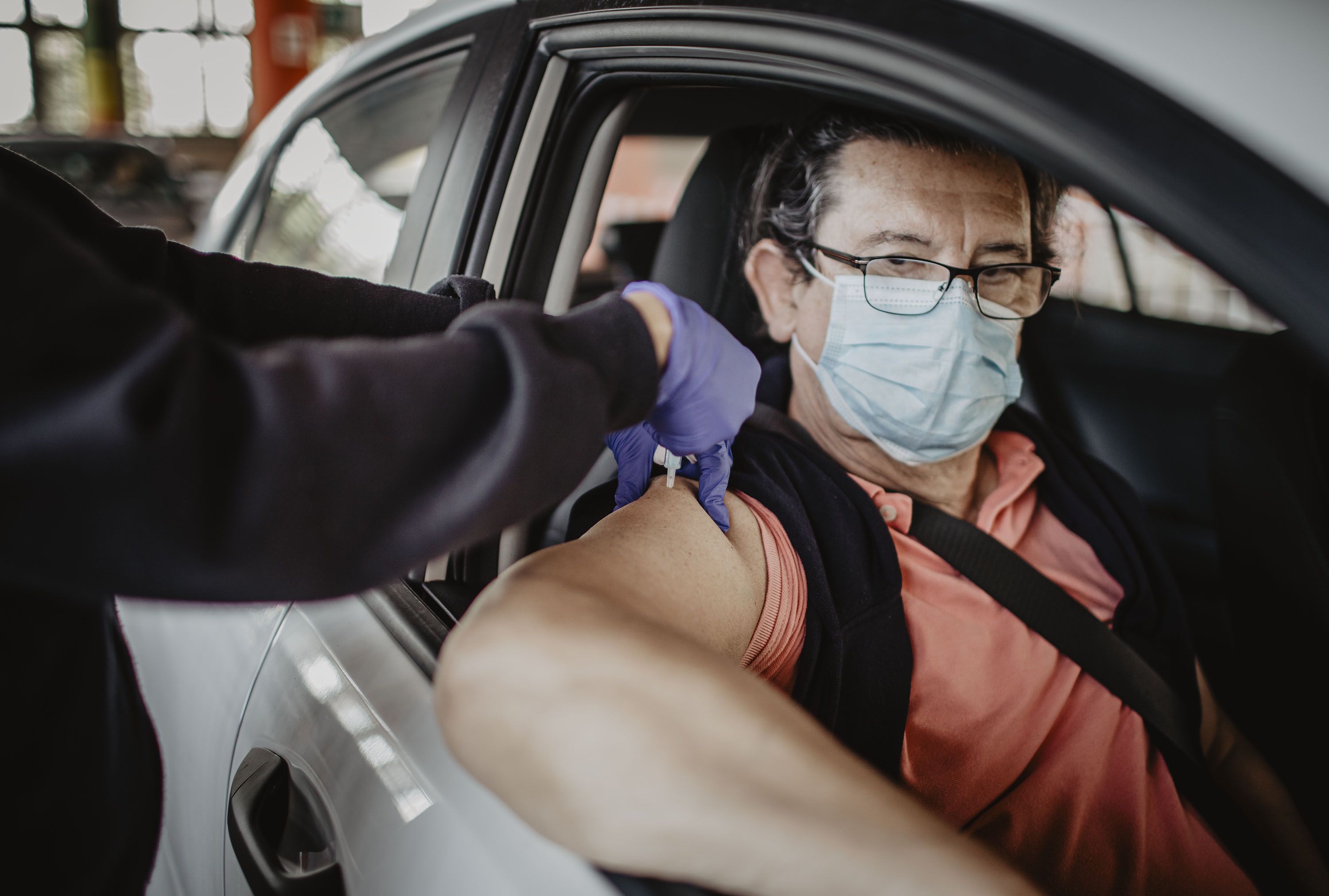 Un hombre se pone la vacuna contra el coronavirus, estos días, en Andalucía.