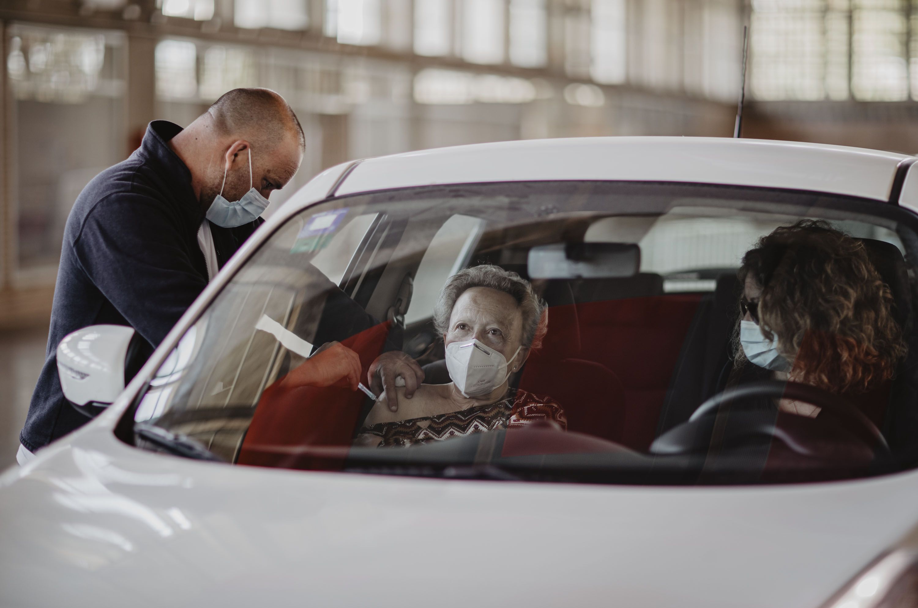 Una persona mayor, recibiendo la vacuna contra el coronavirus en Ifeca.