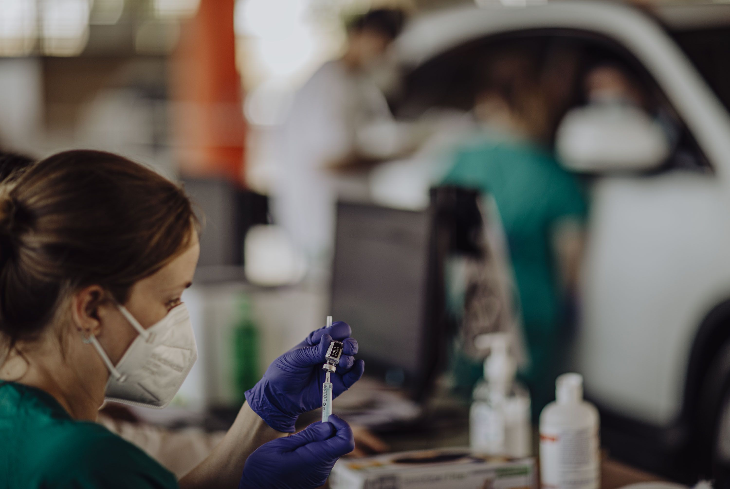 Una sanitaria prepara una dosis de la vacuna este martes.