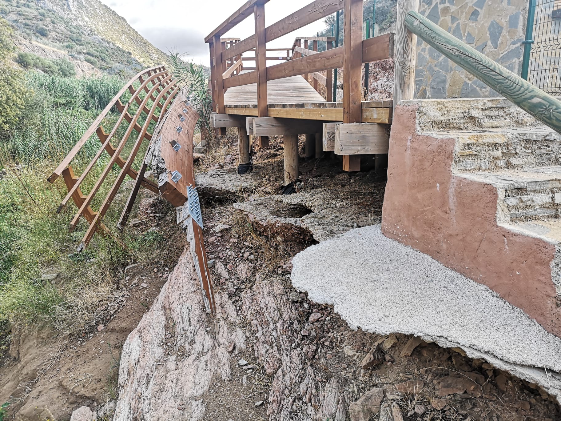 Pasarela peatonal destruida por el río Guadiaro frente a la Cueva del Gato.