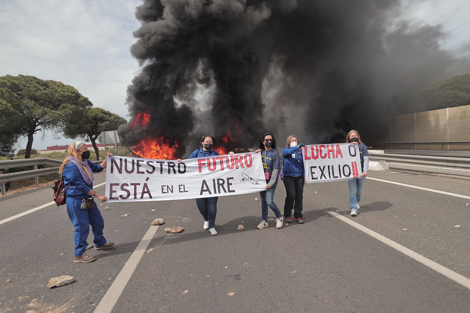 Manifestantes, cortando el tráfico en protesta por el posible cierre de Airbus Puerto Real.