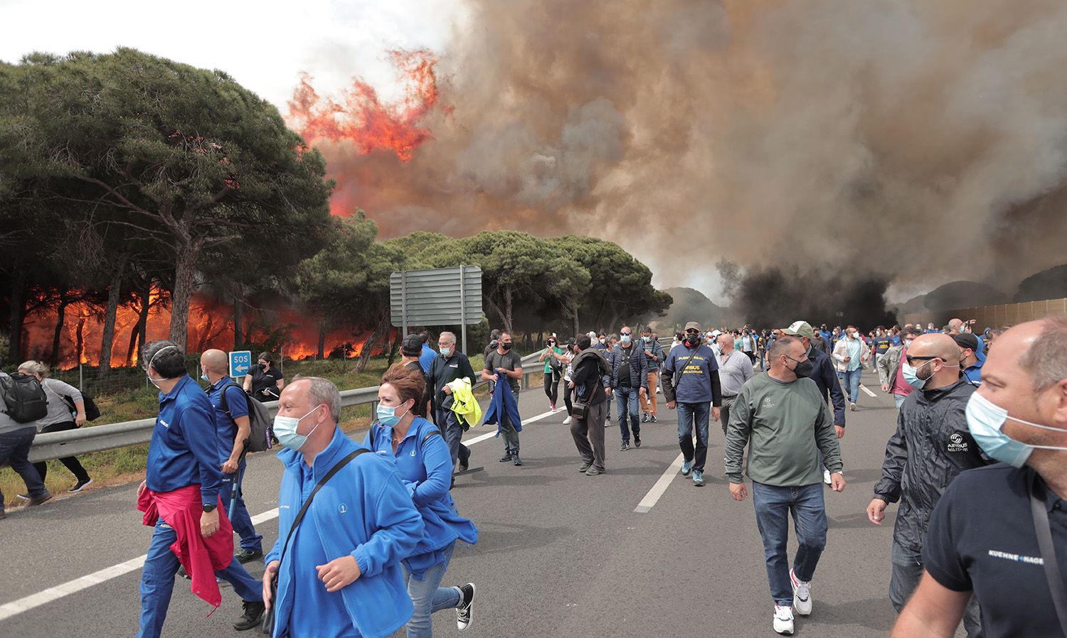 Los manifestantes huyen tras desatarse un incendio durante la protesta de la plantilla de Airbus Puerto Real.