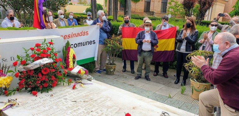 Sevilla conmemora el Día de la República frente a la tumba de Martínez Barrio.