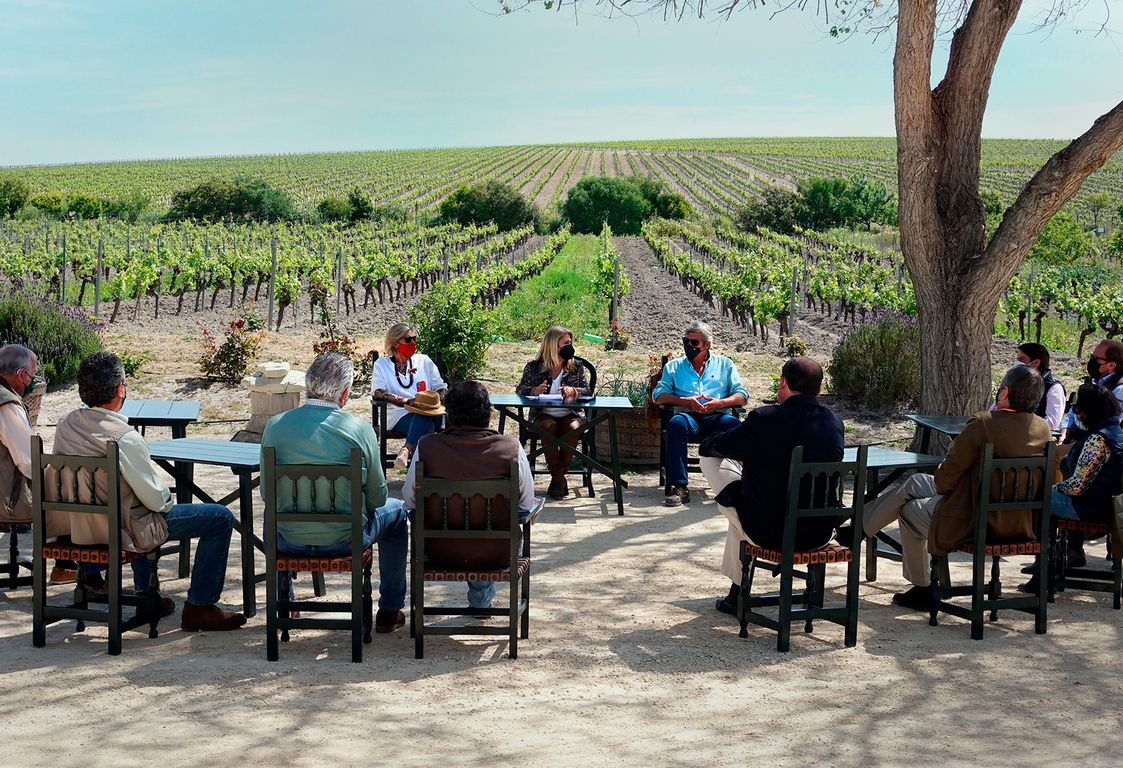 Europa ofrece una nueva vida para el viñedo jerezano. En la imagen, un momento del encuentro en Las Tablas, presidido por la alcaldesa Mamen Sánchez.