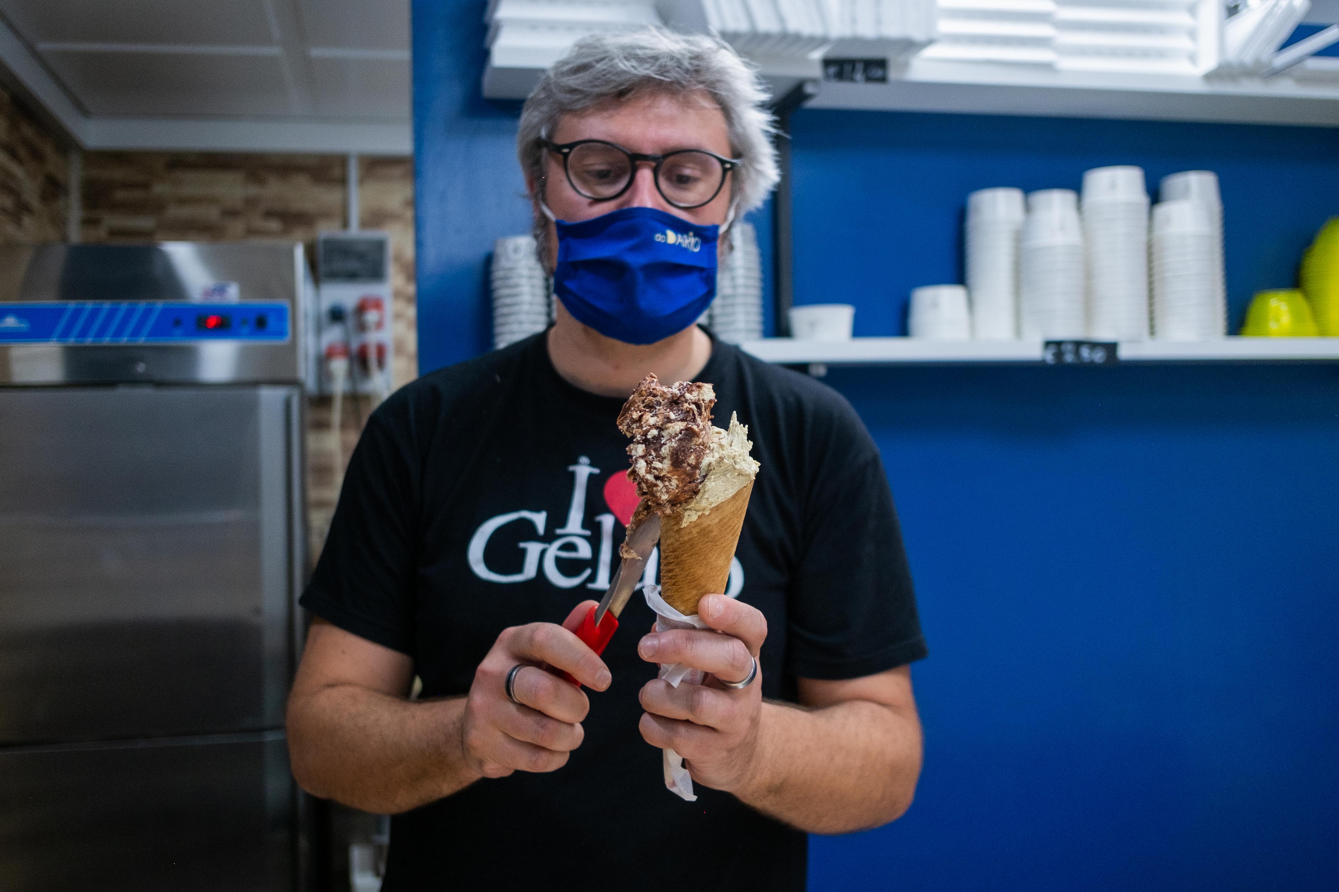 Darío preparando un helado.