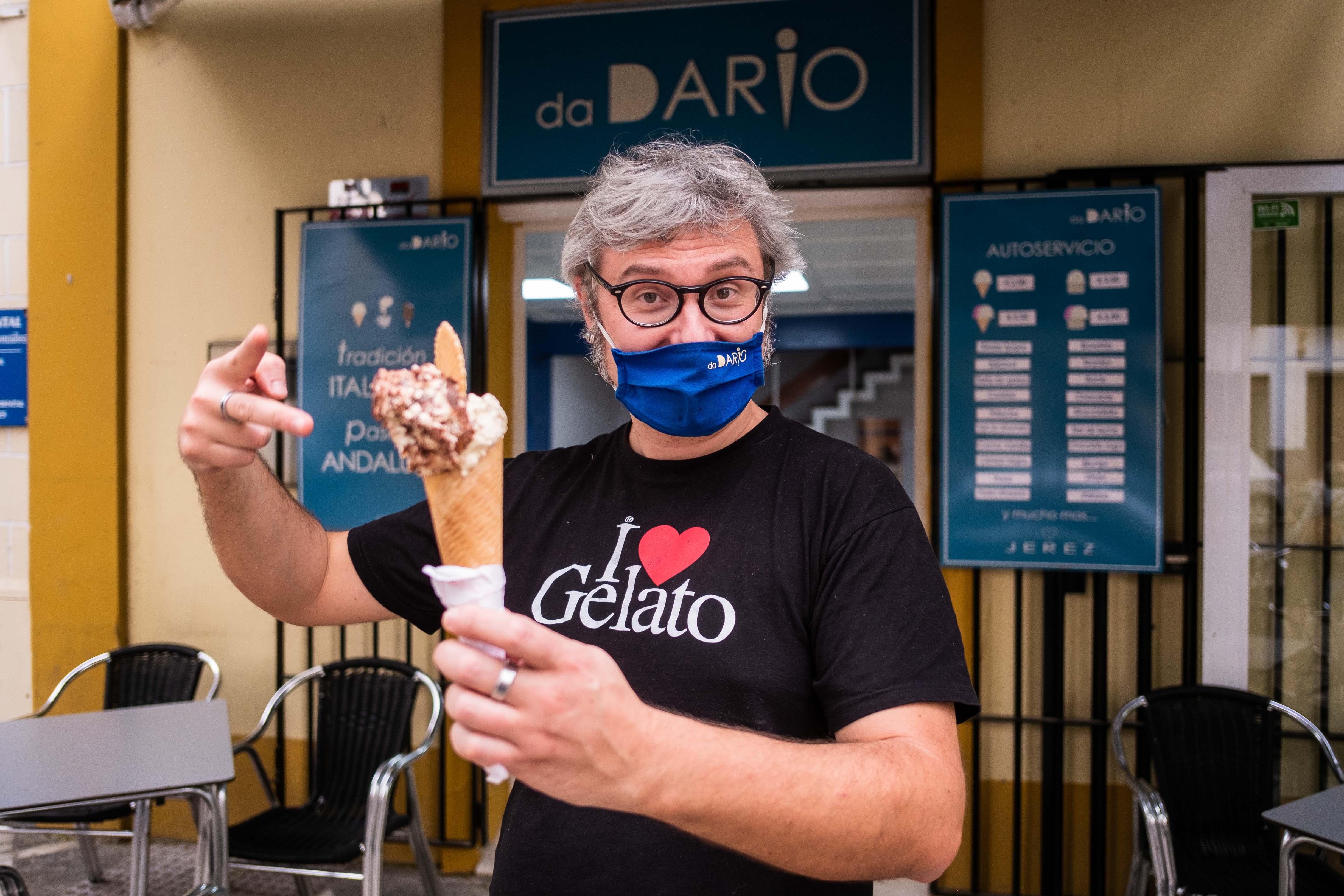 Darío Zaccheo en la puerta de la heladería de la calle Porvera de Jerez donde hace 'gelato' a base de "leche de Nueva Jarilla".