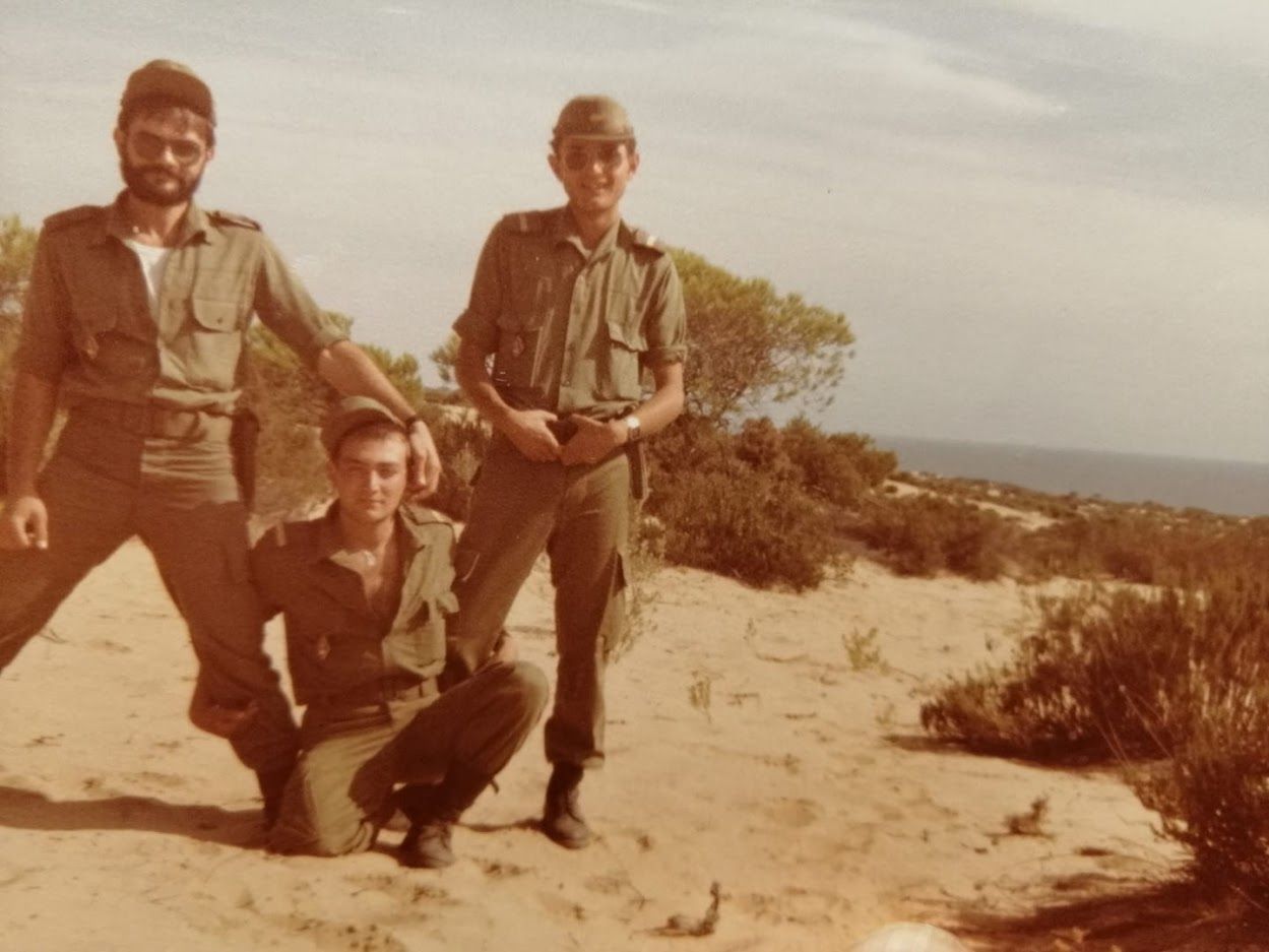 ¿Te acuerdas del servicio militar? El autor de esta columna, a la derecha, con dos compañeros, de maniobras en el Campo de Tiro de Médano del Loro, en Huelva, en 1984.
