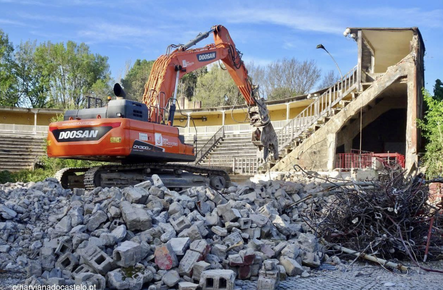 Demolición de la plaza de toros de Viana do Castelo, este pasado miércoles.