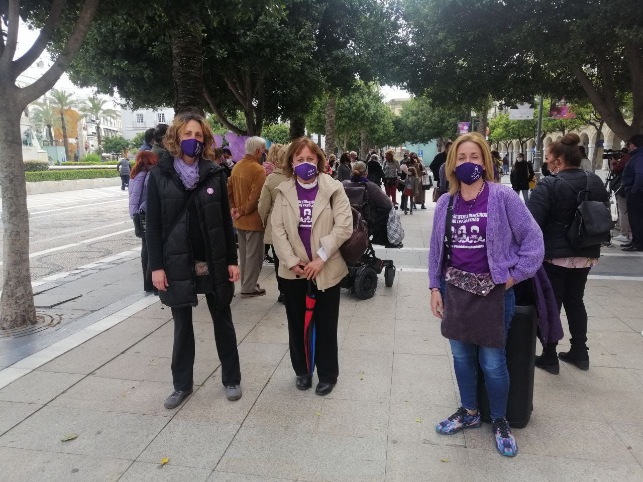 Ángeles 'Kika' González, portavoz de Ganemos Jerez, con miembros de la formación durante un acto feminista.