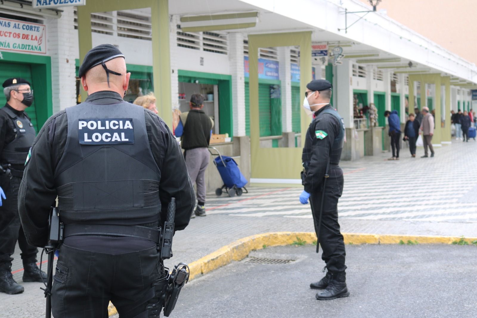 Policías locales, en una actuación reciente en Barbate.