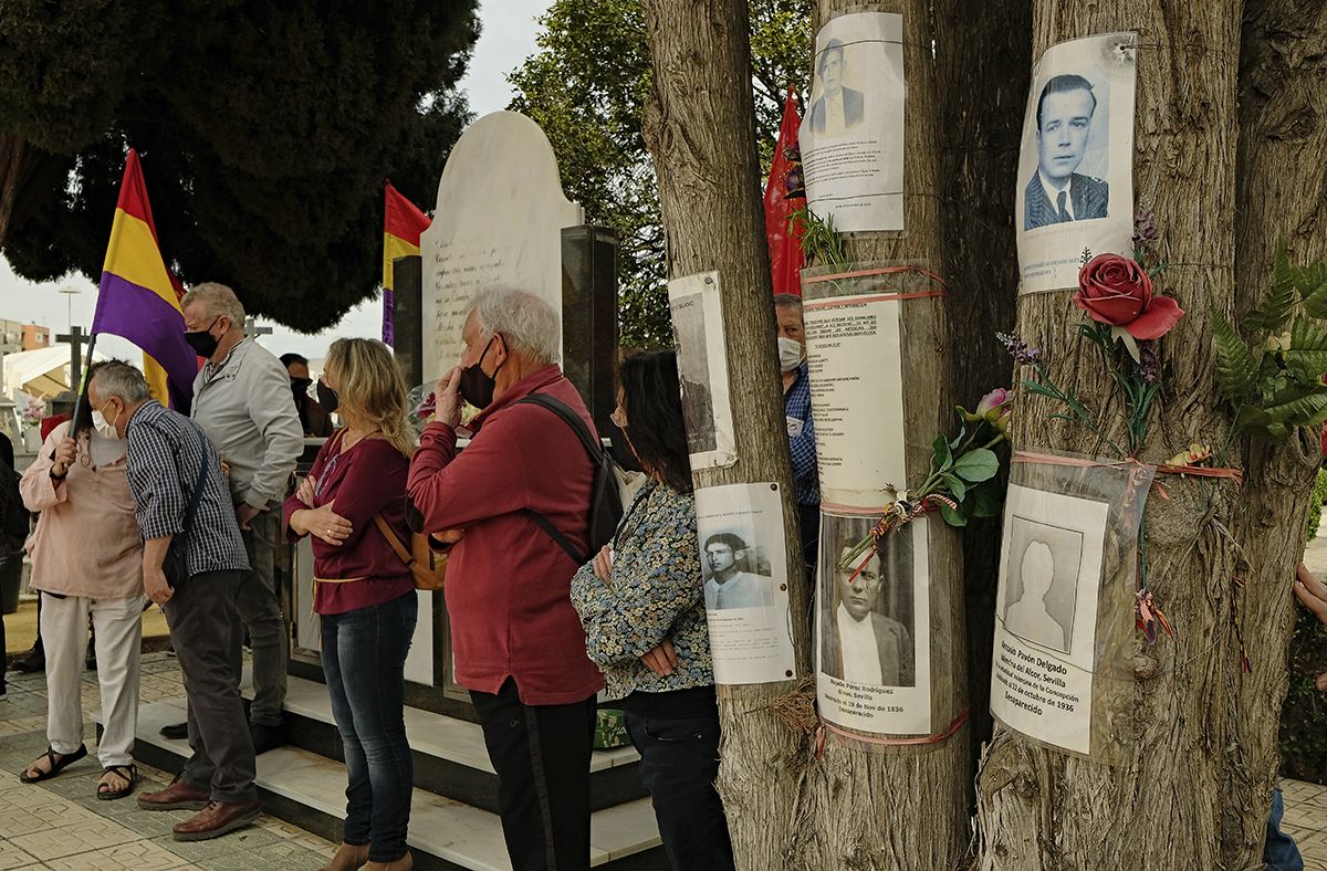 Un momento del homenaje a republicanos represaliados celebrado en Sevilla por el Día de la República.