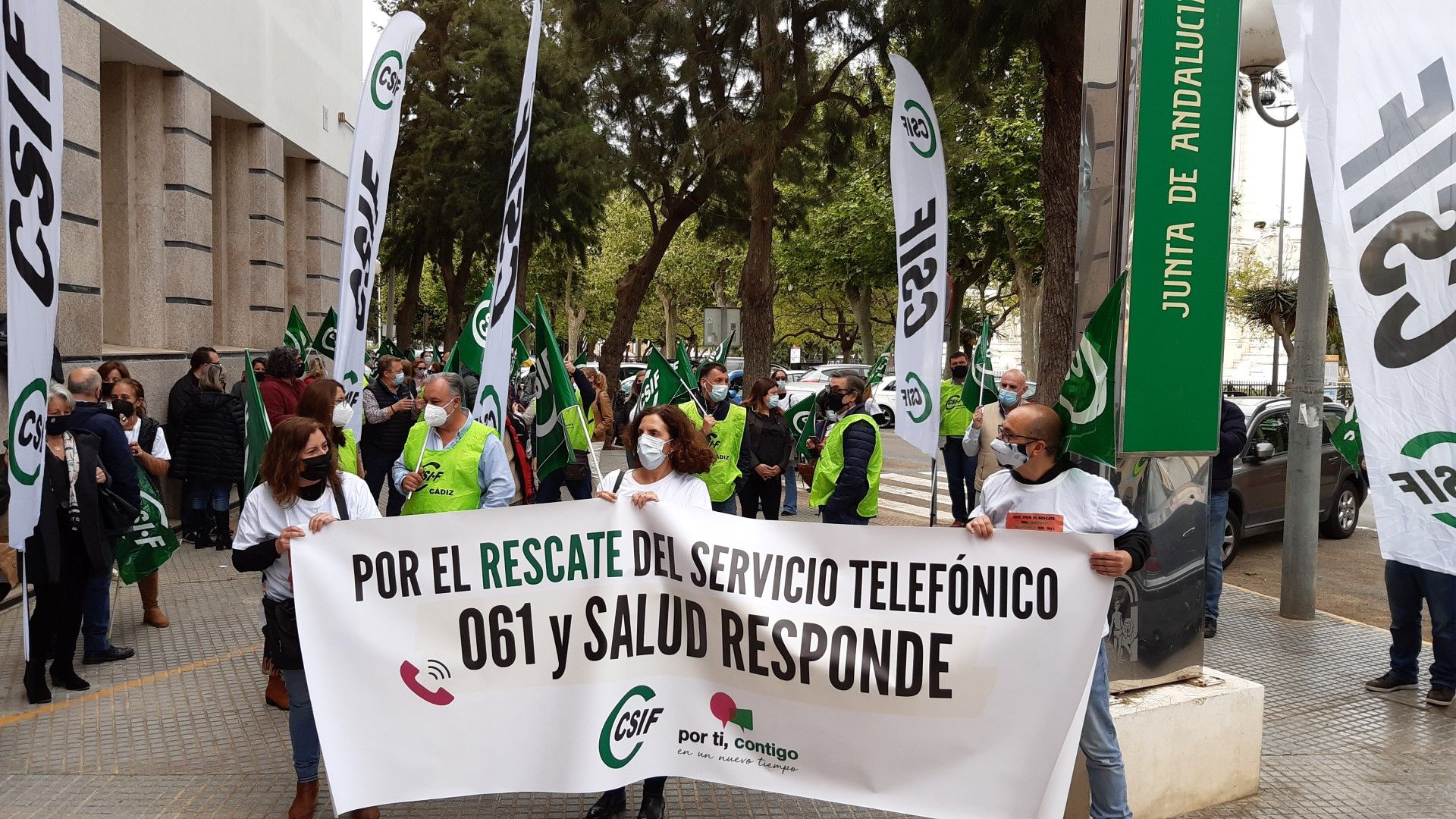 Un momento de la manifestación que pide el rescate del 061 y Salud Responde.