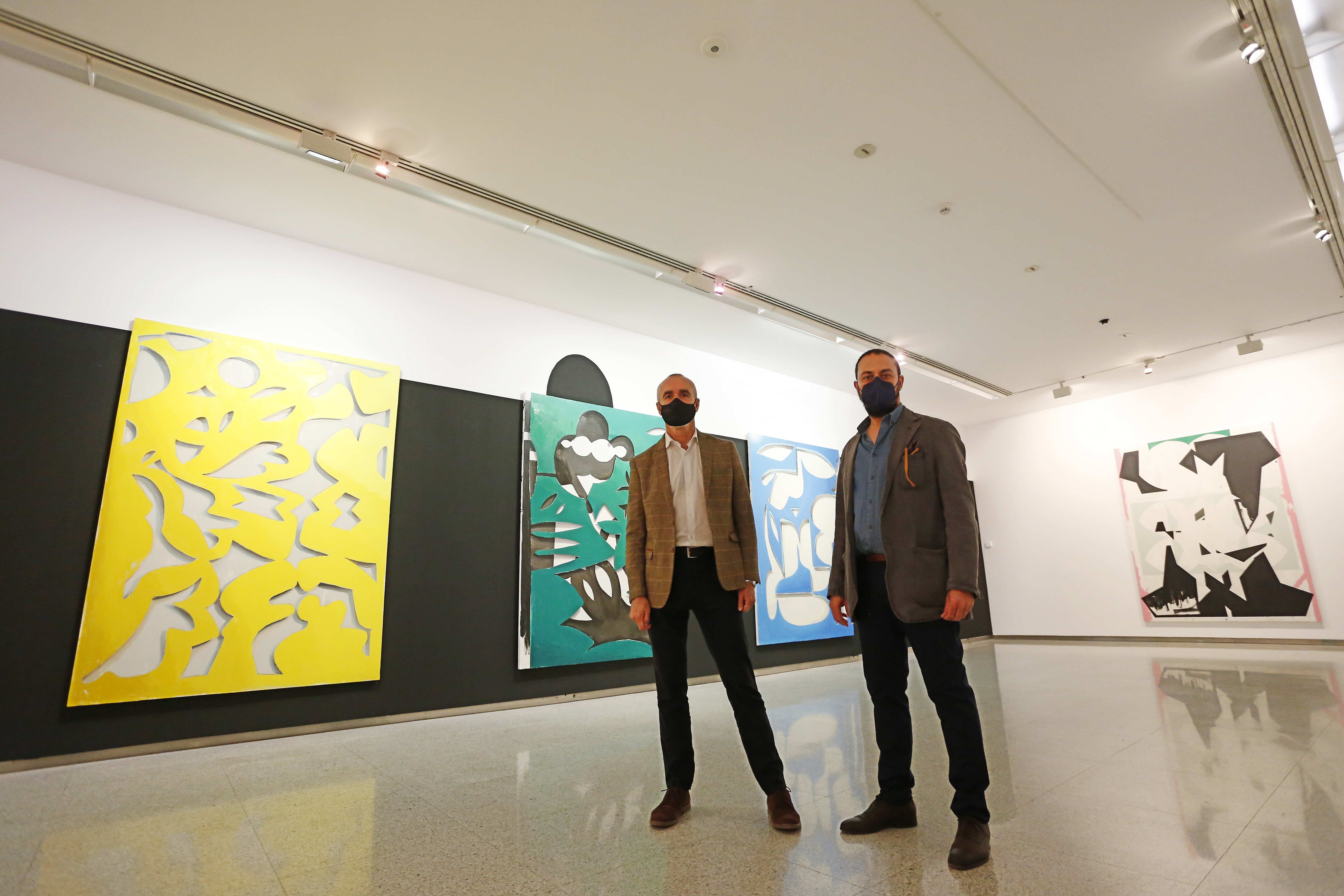 ‘Persuasive Painting’ de Fernando Clemente, en la Sala Atín Aya. En la imagen, el artista con el delegado municipal de Hábitat Urbano, Antonio Muñoz.