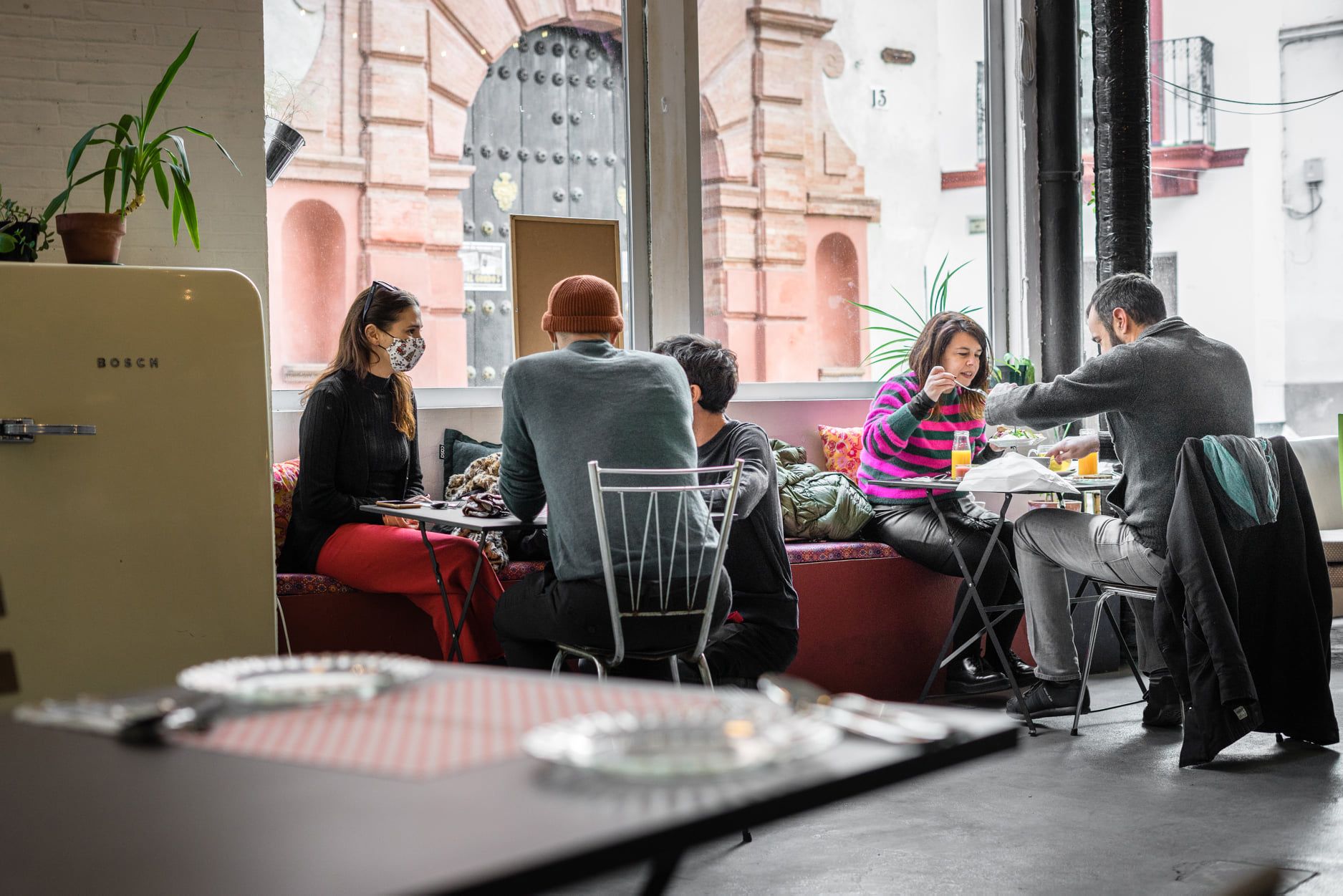 Desayuno + DJ & 'Charity Market' en Gallo Rojo. Interior del local, en la imagen.