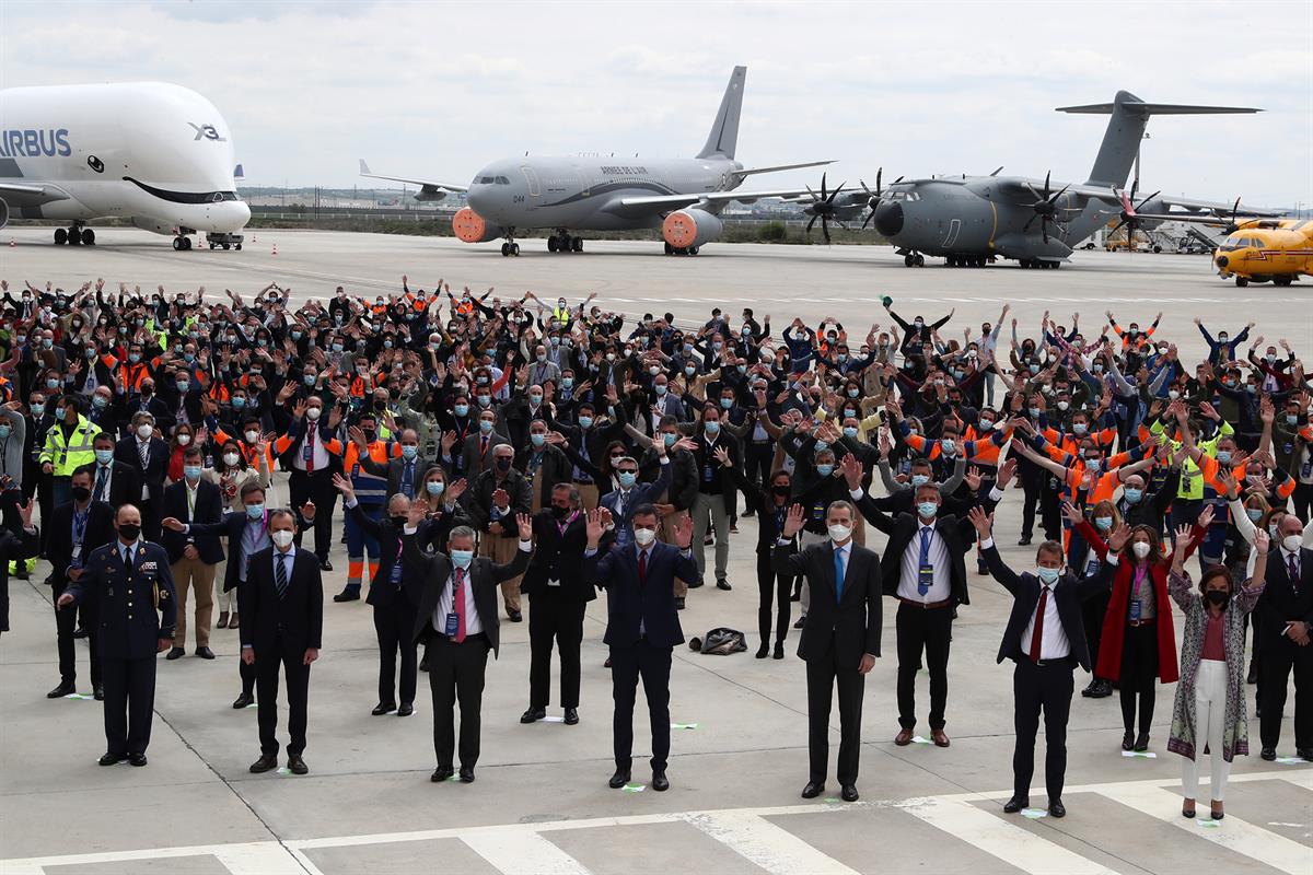 El presidente Pedro Sánchez, y el rey Felipe VI, en la planta de Airbus en Getafe.