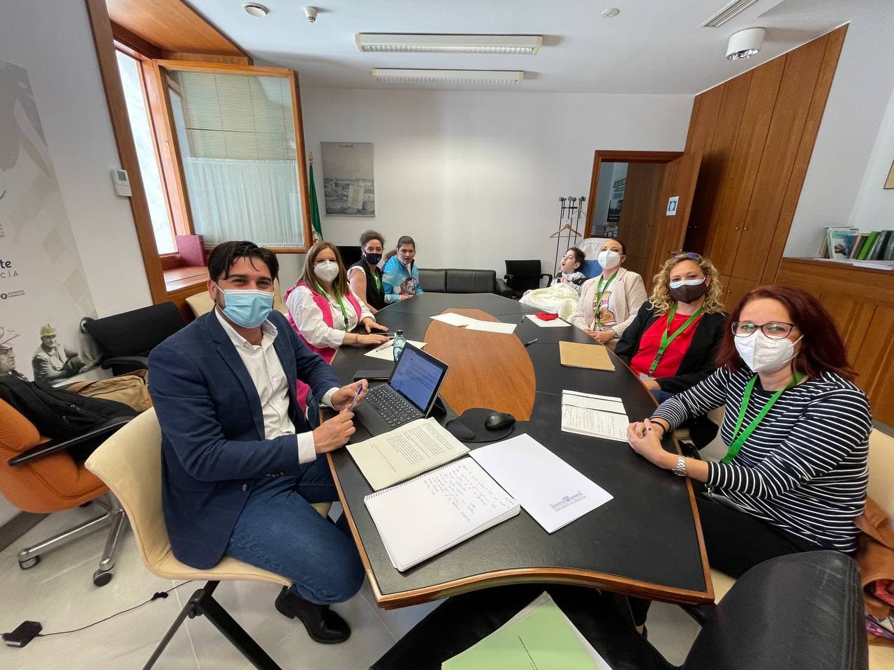 El diputado por Sevilla, Ismael Sánchez, durante la reunión con familiares de menores afectados por cáncer o enfermedad grave.