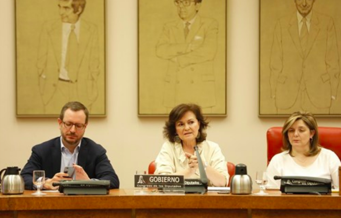 La ministra Carmen Calvo, en el centro de la imagen, durante su comparecencia en la Comisión de Igualdad del Congreso. FOTO: MARTA FERNÁNDEZ / EUROPA PRESS