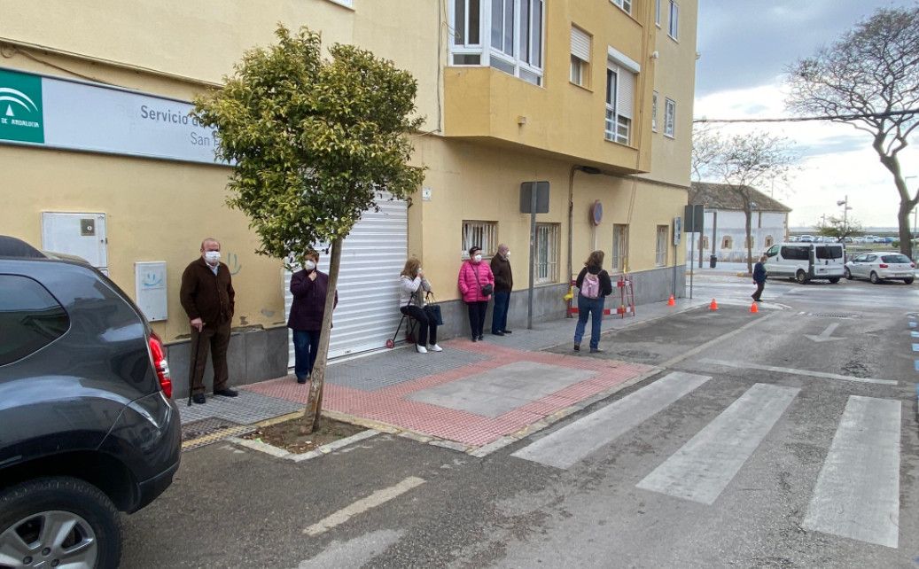Colas de mayores en el centro de salud Tomás del Valle de San Fernando hace una semana. Colas de mayores en el centro de salud Tomás del Valle de San Fernando hace una semana.