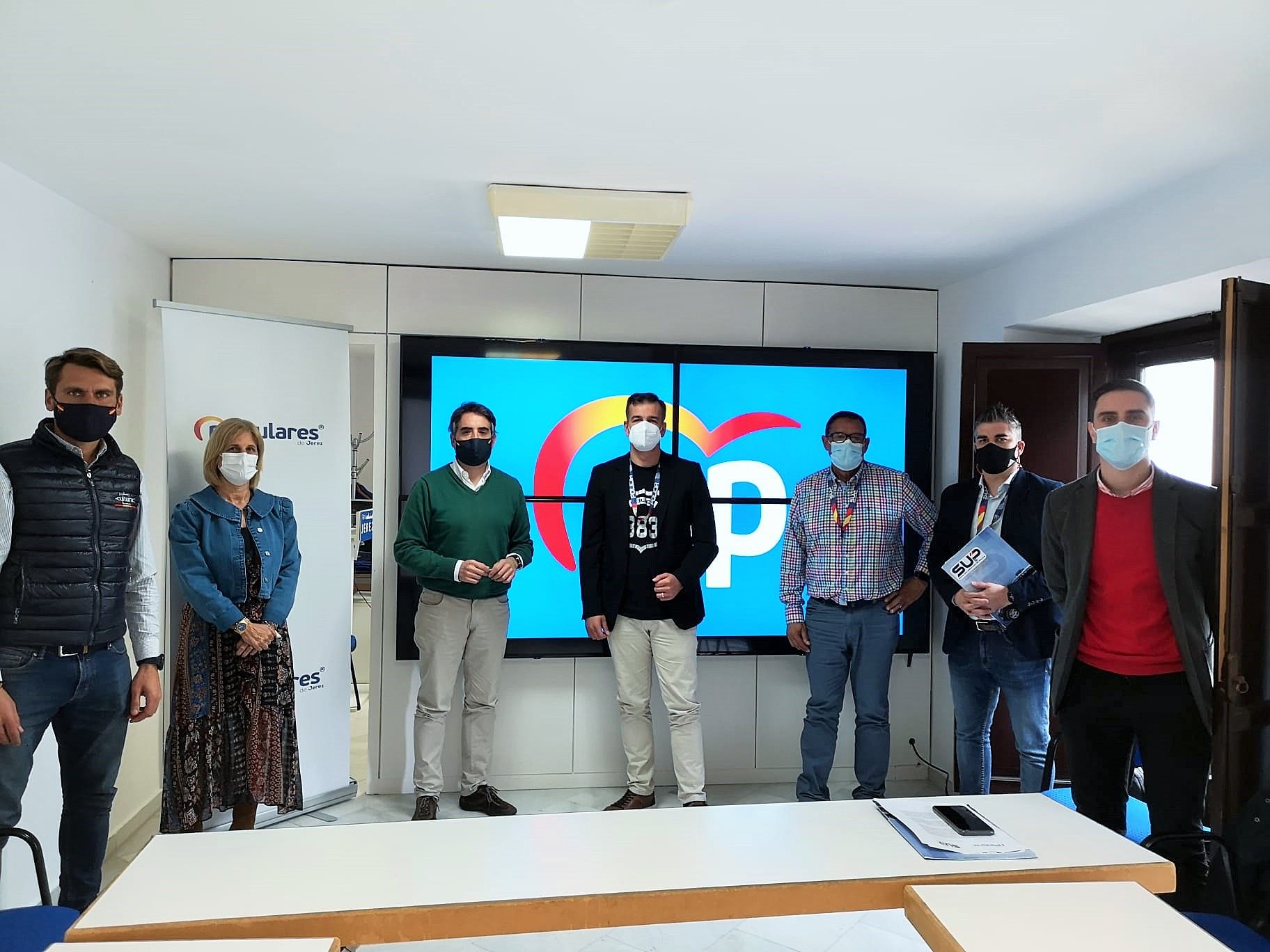 Antonio Saldaña, María José García-Pelayo y miembros del PP, con representantes del SUP.