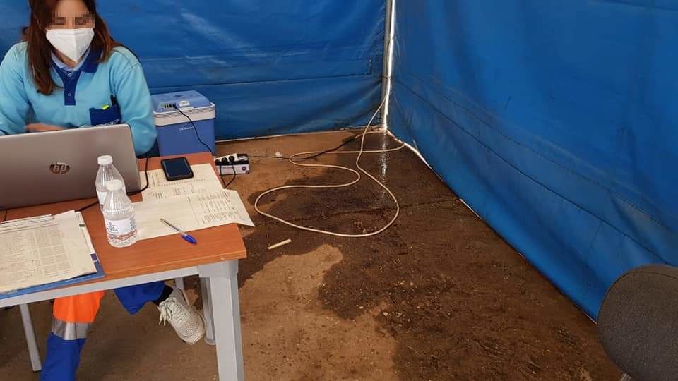 Agua filtrada al interior de la caseta de los sanitarios.