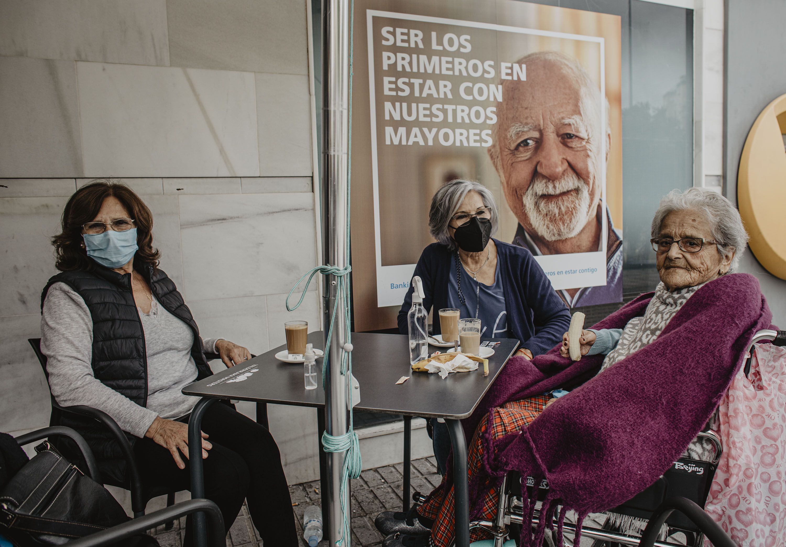 Maruja, con sus sobrinas.