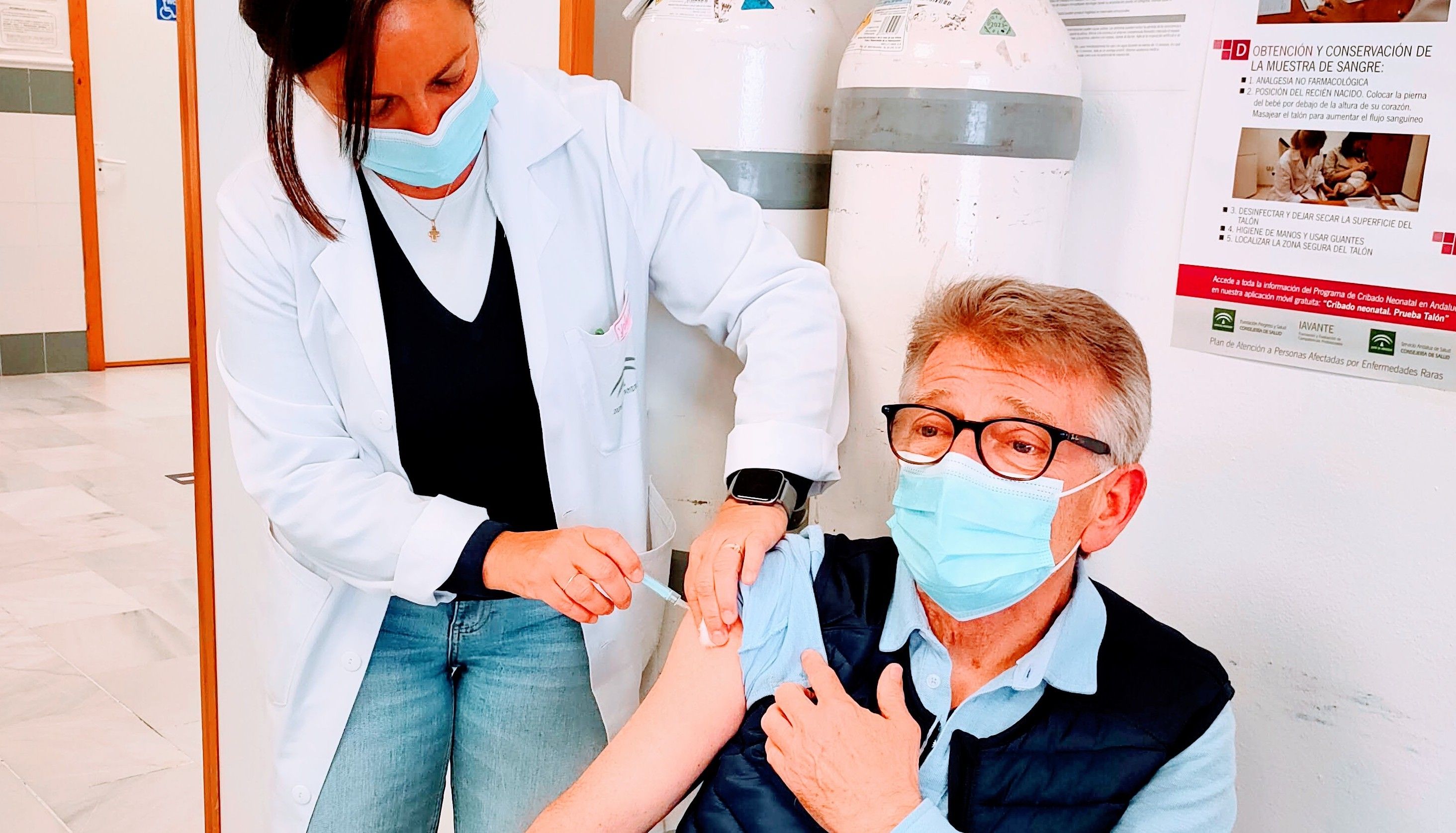 El autor del artículo, mientras le inyectan la dosis de AstraZeneca.