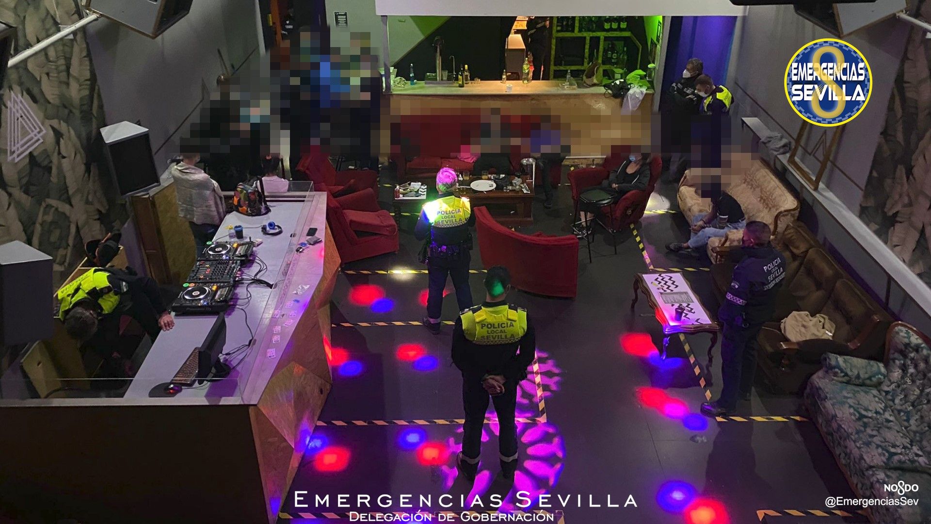 Desalojan a nueve personas del interior de una discoteca con licencia suspendida en Sevilla.