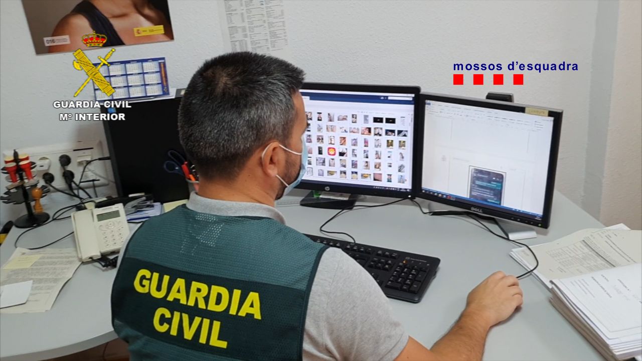 Dos personas se hacen pasar por guardias civiles y roban en una casa de un pueblo de Sevilla.