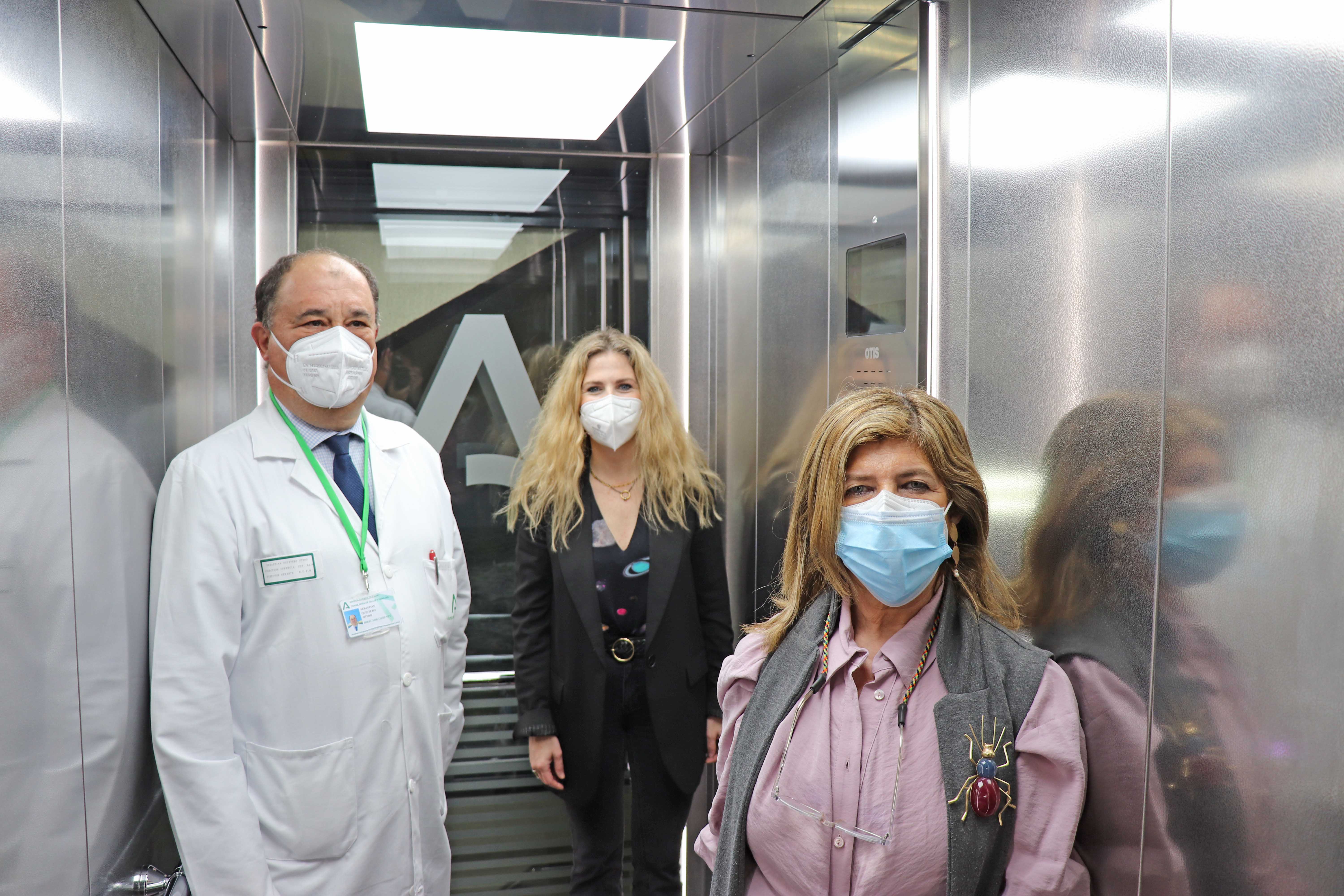 Mestre, Paredes y el gerente del Puerta del Mar, en uno de los nuevos ascensores.