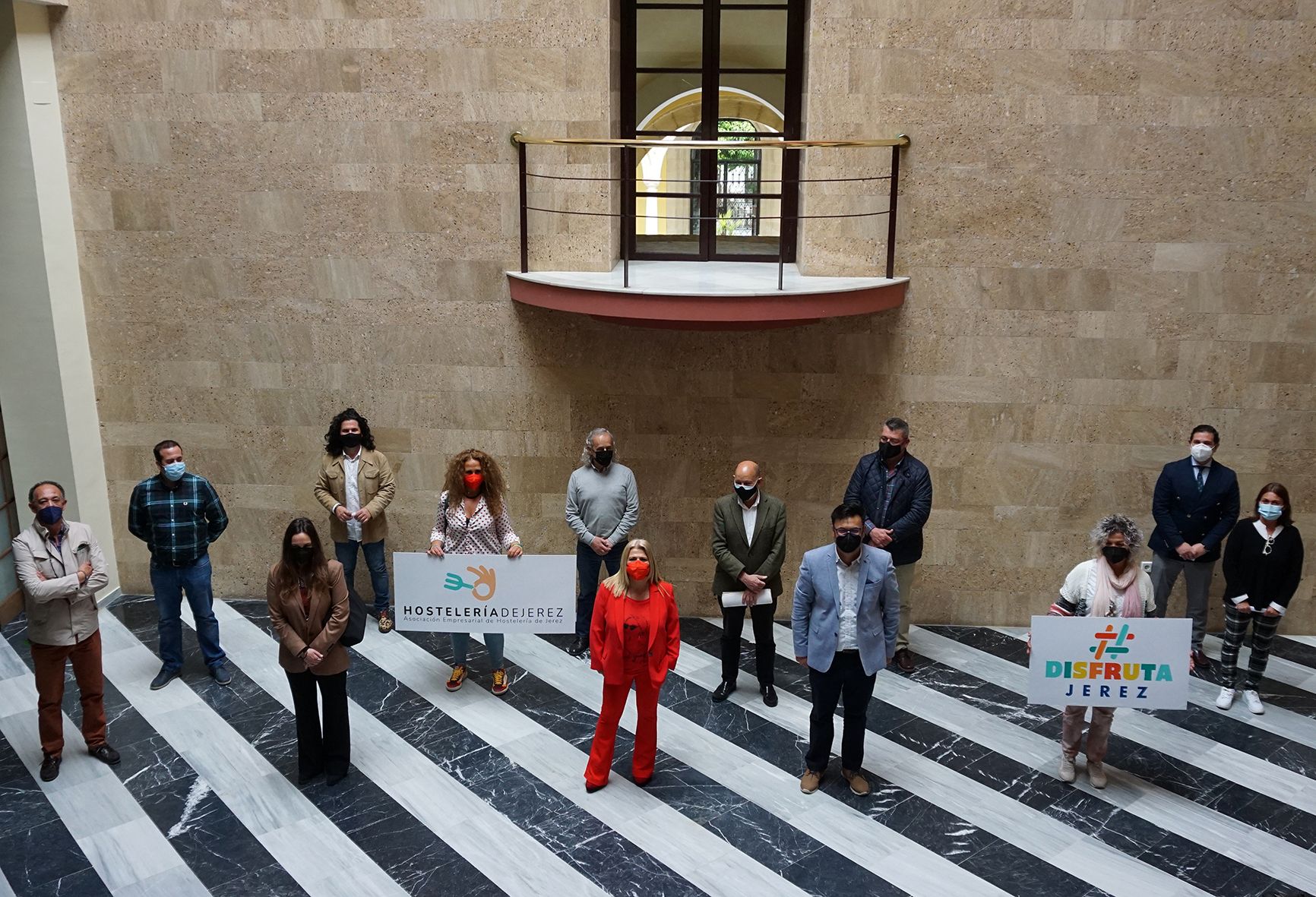 La alcaldesa junto a los representantes de la nueva asociación empresarial que aglutina a todo el sector hostelero del municipio jerezano.