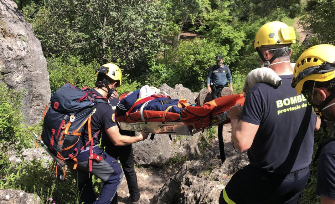 Un momento del traslado en camilla durante 1,3 kilómetros a un senderista jerezano de 77 años que se desvaneció en la Sierra, este sábado. CONSORCIO BOMBEROS Un momento del traslado en camilla durante 1,3 kilómetros a un senderista jerezano de 77 años que se desvaneció en la Sierra, este sábado. CONSORCIO BOMBEROS