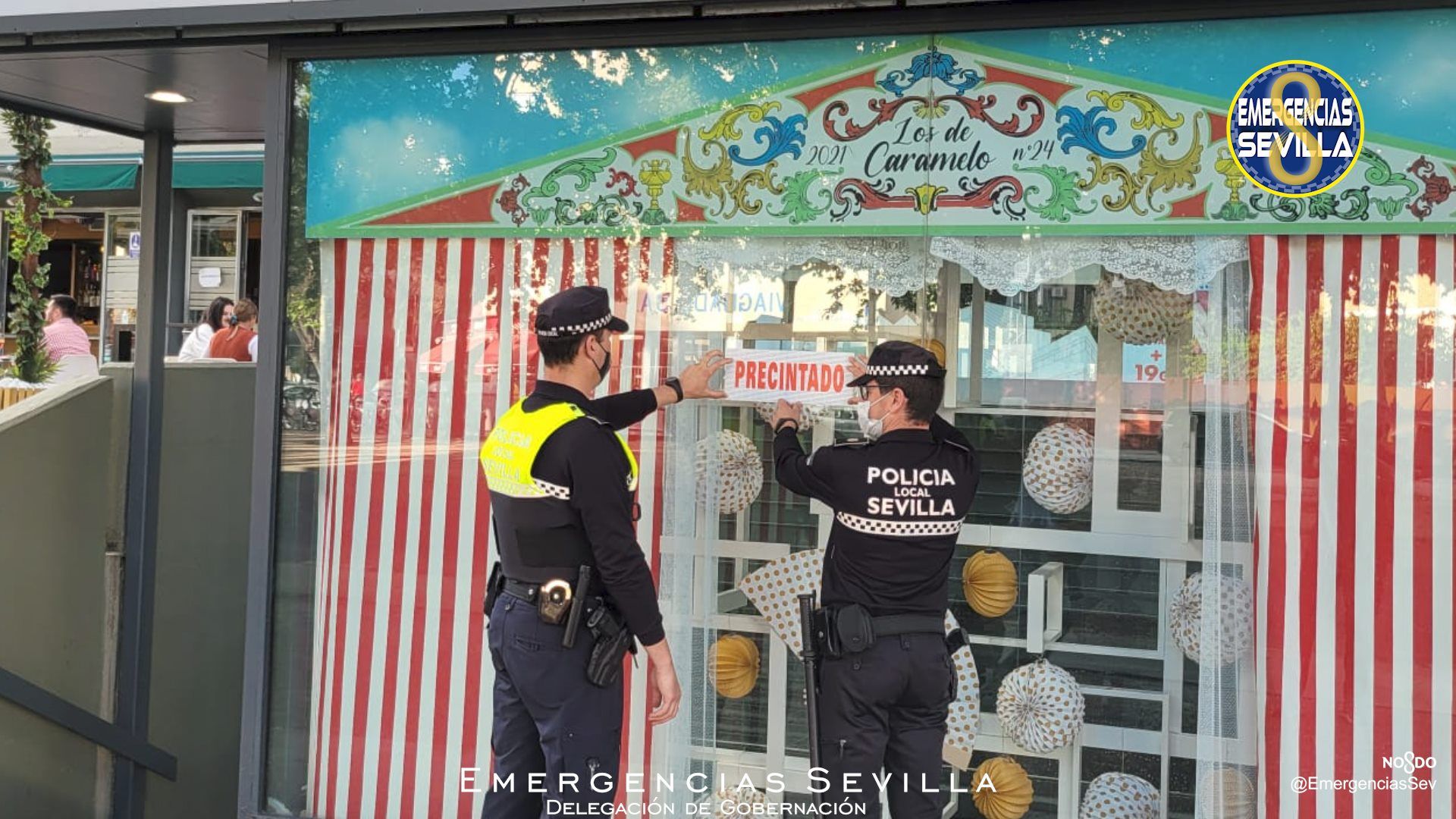 Agentes de la Policía Local precintando un local de copas de la avenida San Francisco Javier en Sevilla.
