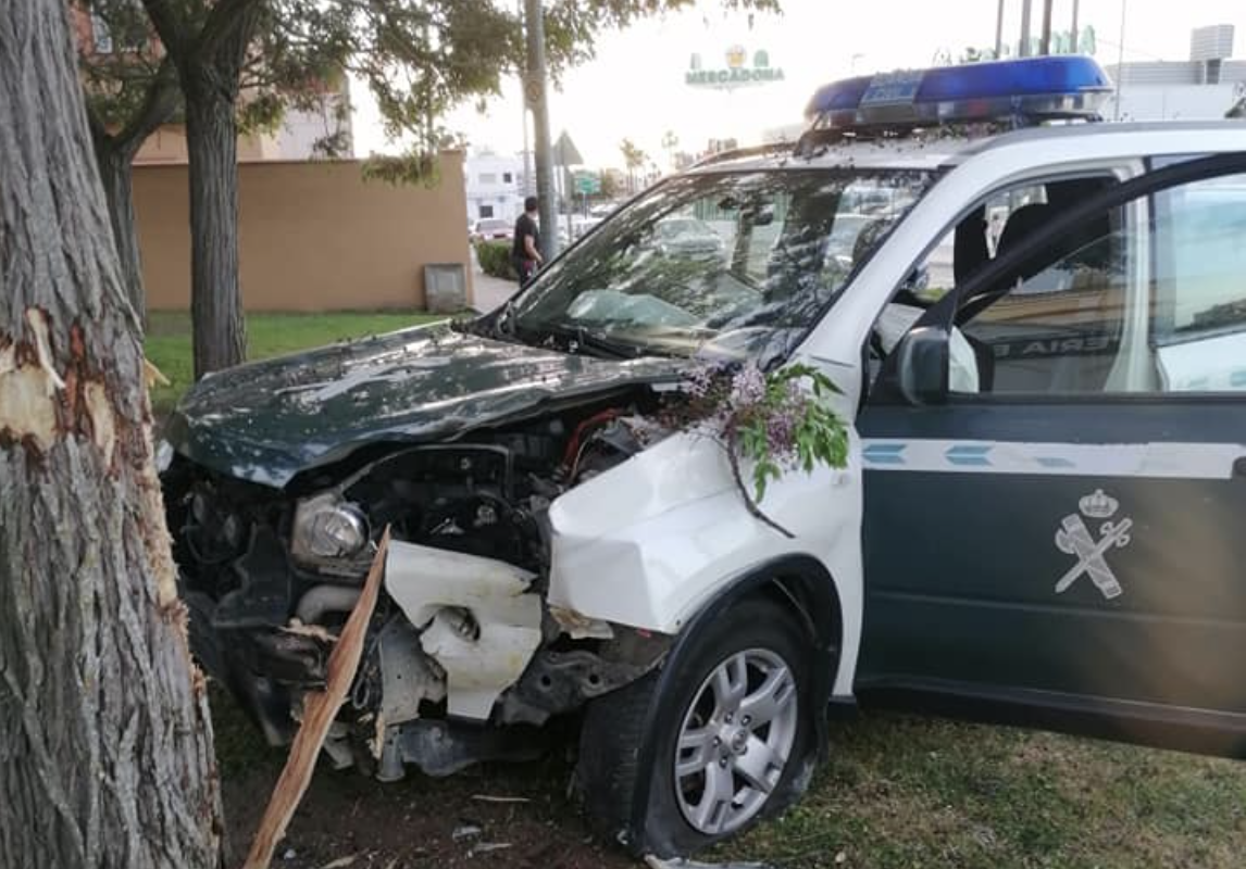 Estado en el que quedó el vehículo de la Guardia Civil, en Chiclana, el pasado viernes.
