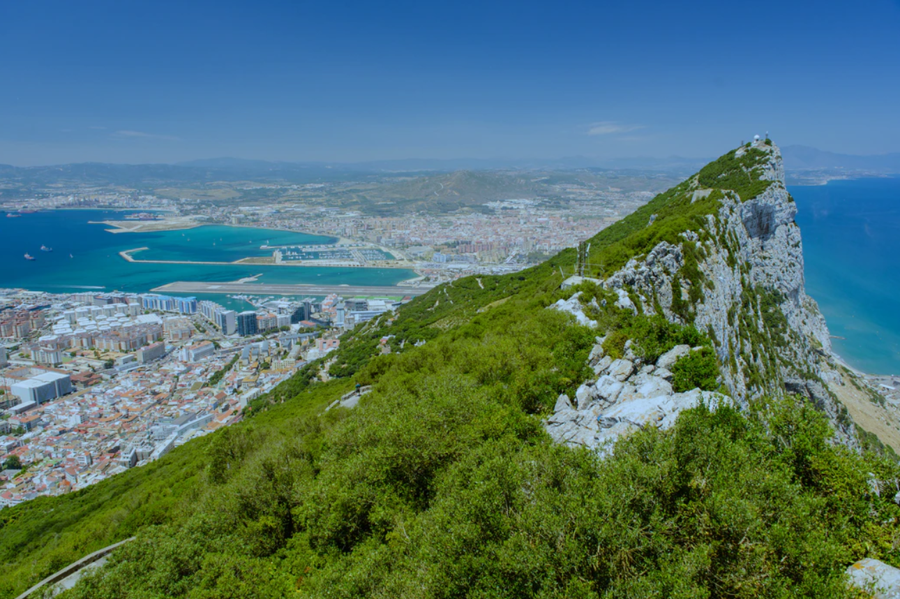 La conexión con Marruecos a través del Estrecho, más cerca de su reapertura. En la imagen, el peñón de Gibraltar, en una imagen de Michal Mrozek a través de Unsplash.