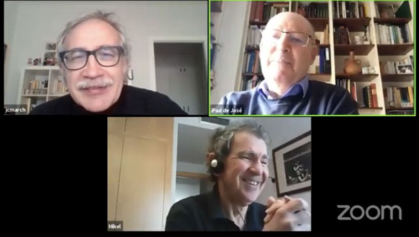 Joan Carles March, con el psiquiatra Mikel Munárriz, y Pepe Leal, psicólogo clínico, durante la charla sobre salud mental.