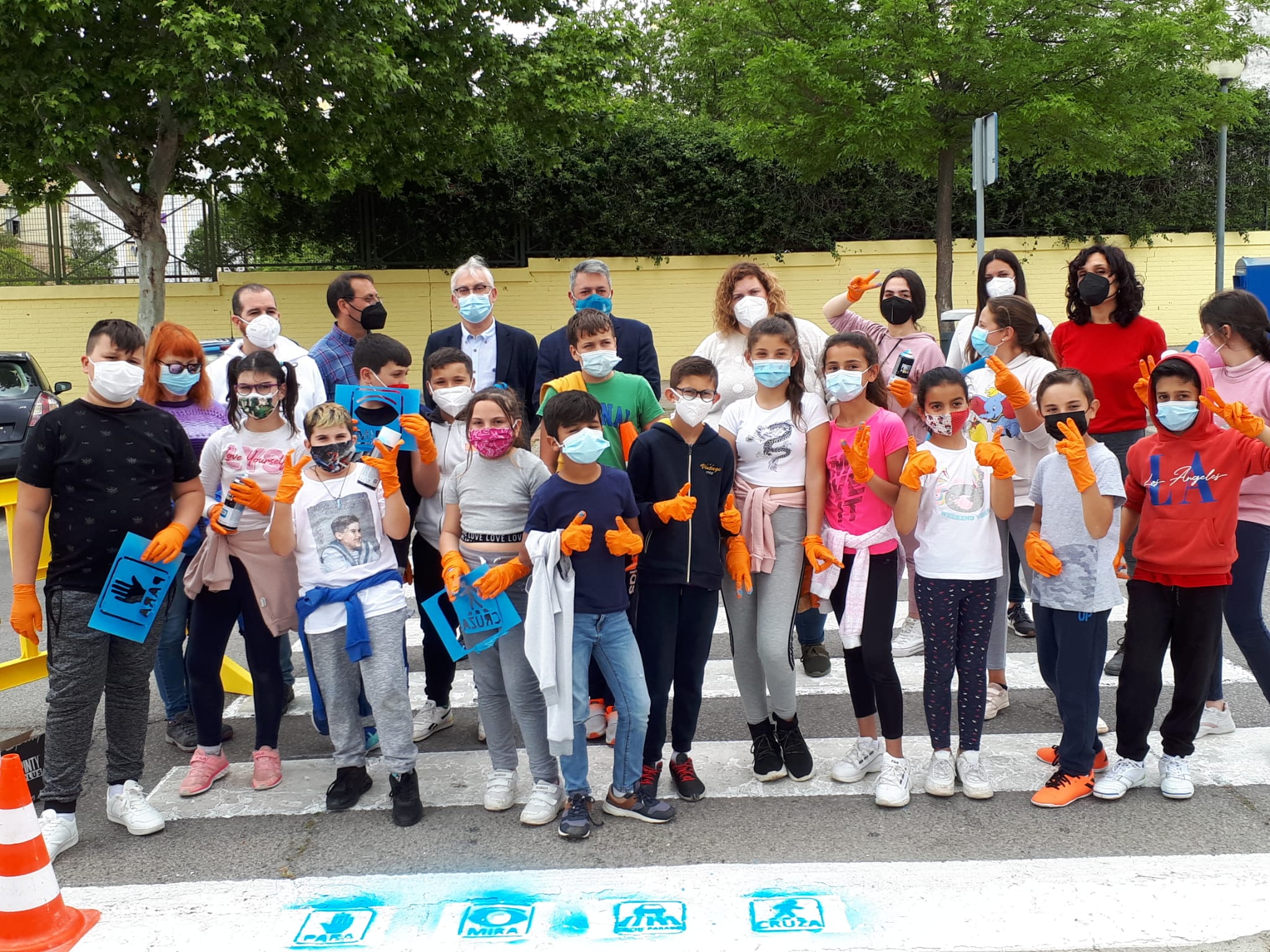 Alumnado del CEIP Federico García Lorca en el paso de peatones. Alumnado del CEIP Federico García Lorca en el paso de peatones.